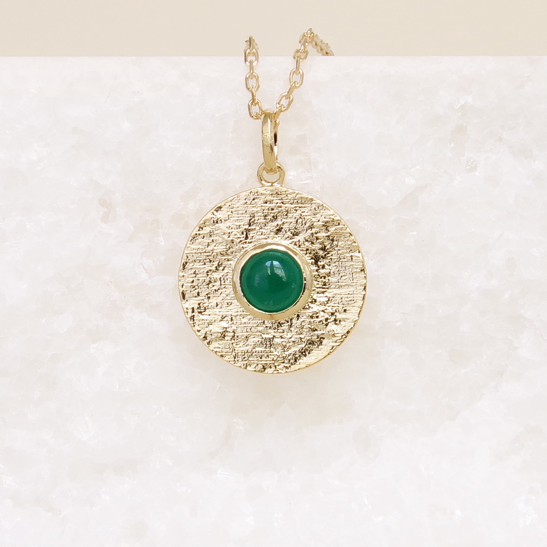 Round Layana pendant with satin finish, green stone and gold plated