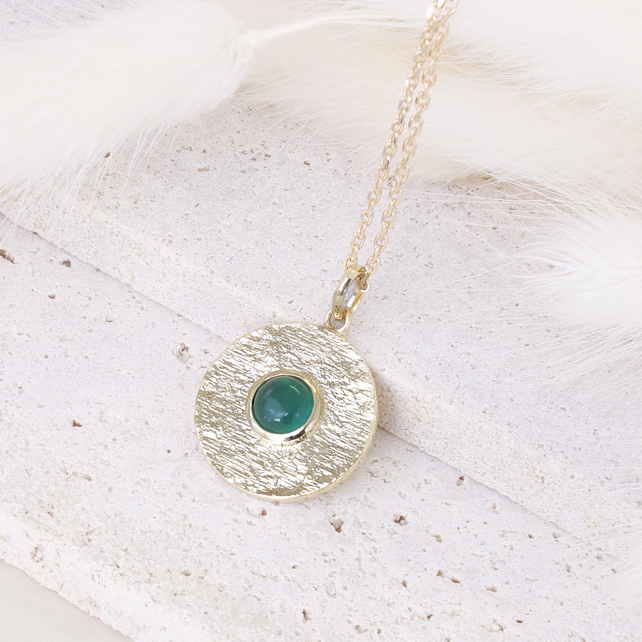 Round Layana pendant with satin finish, green stone and gold plated