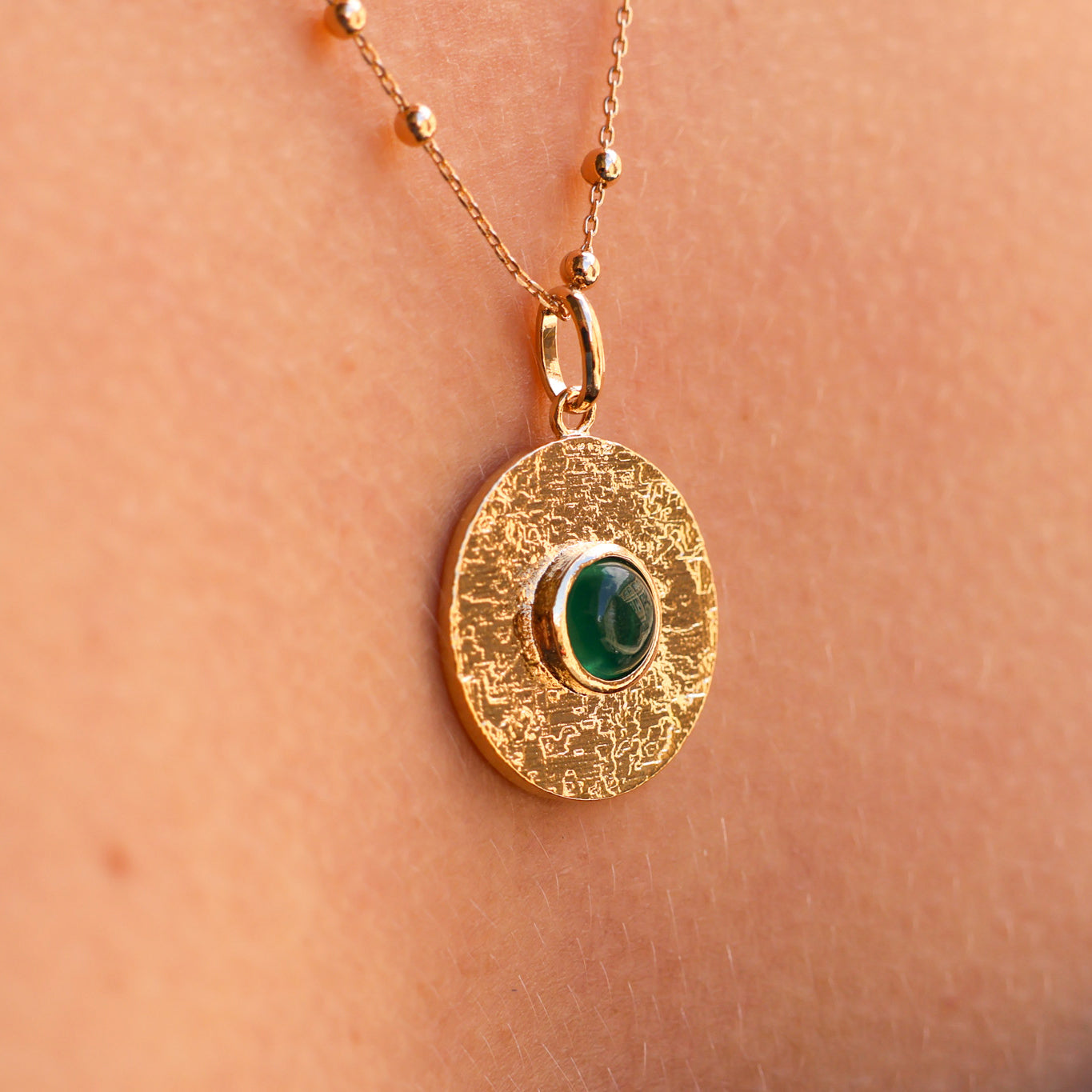 Round Layana pendant with satin finish, green stone and gold plated