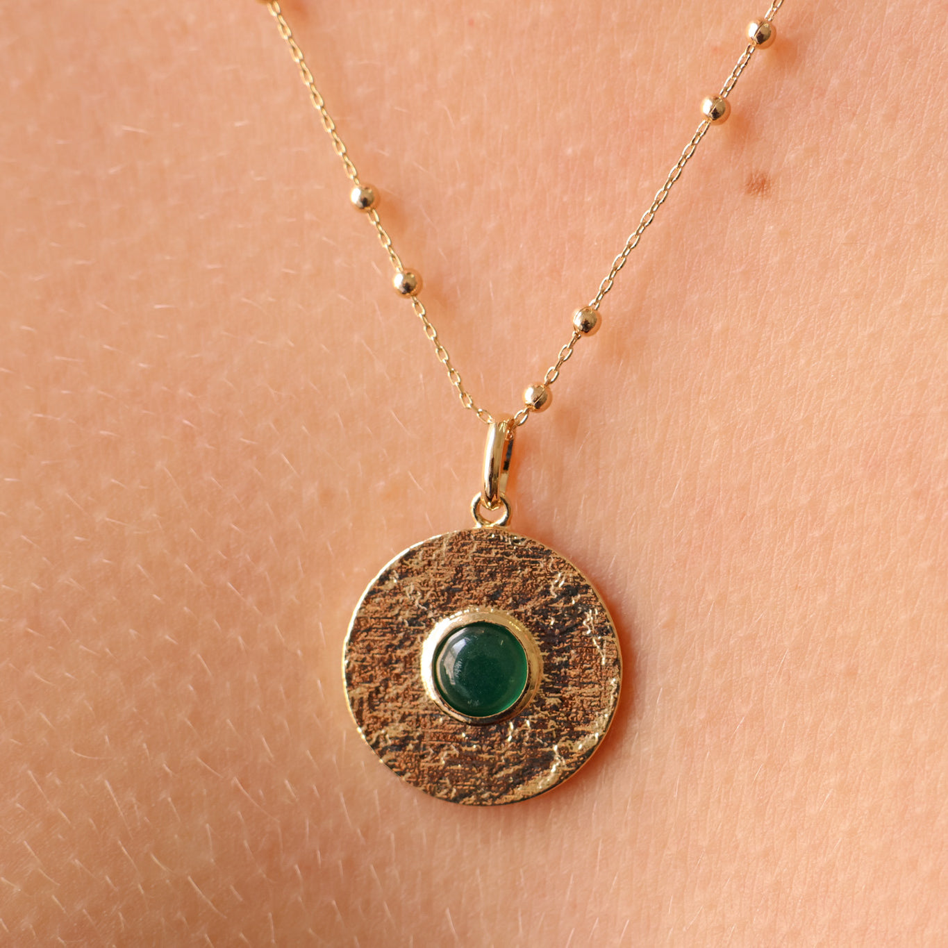Round Layana pendant with satin finish, green stone and gold plated