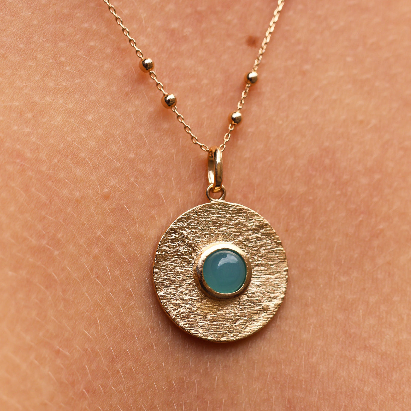 Round Layana pendant with satin finish, turquoise stone and gold plated