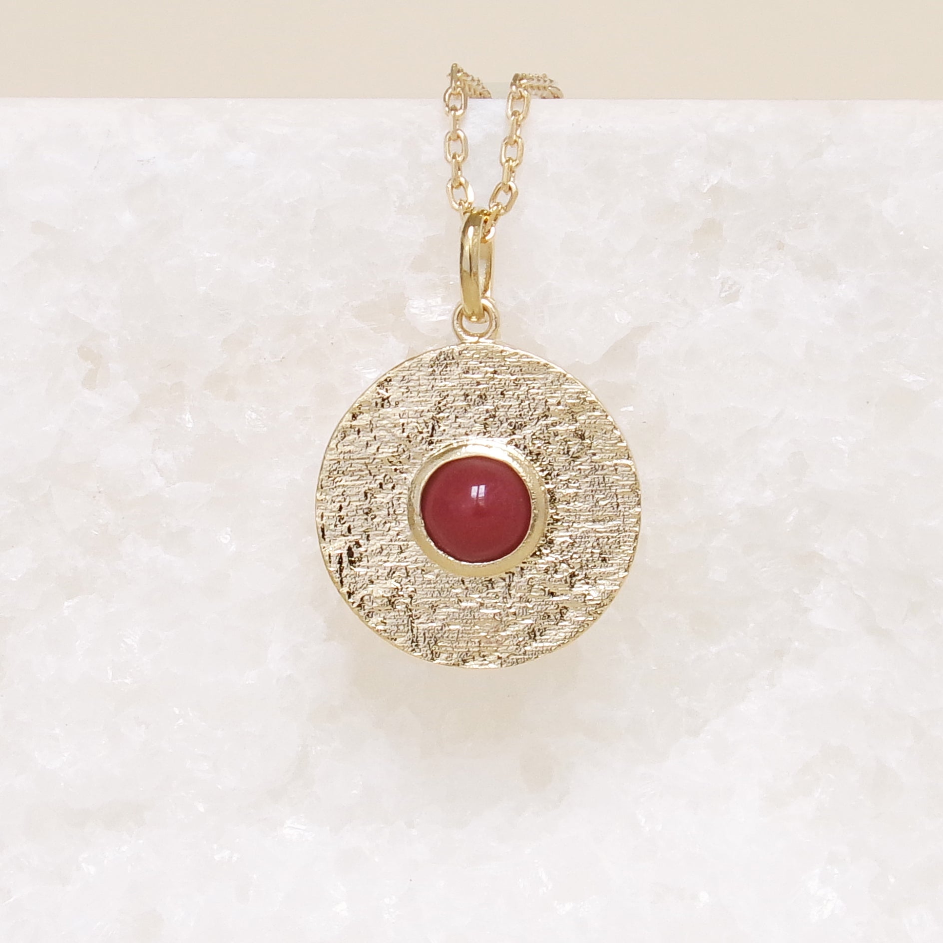 Round Layana pendant with satin finish, red stone and gold plated