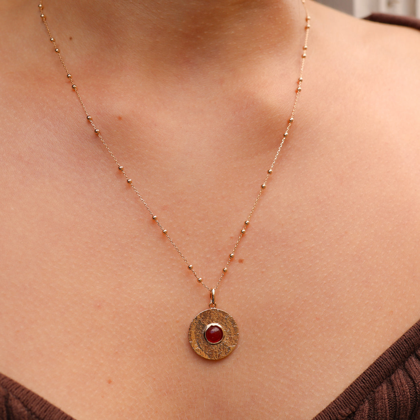 Round Layana pendant with satin finish, red stone and gold plated