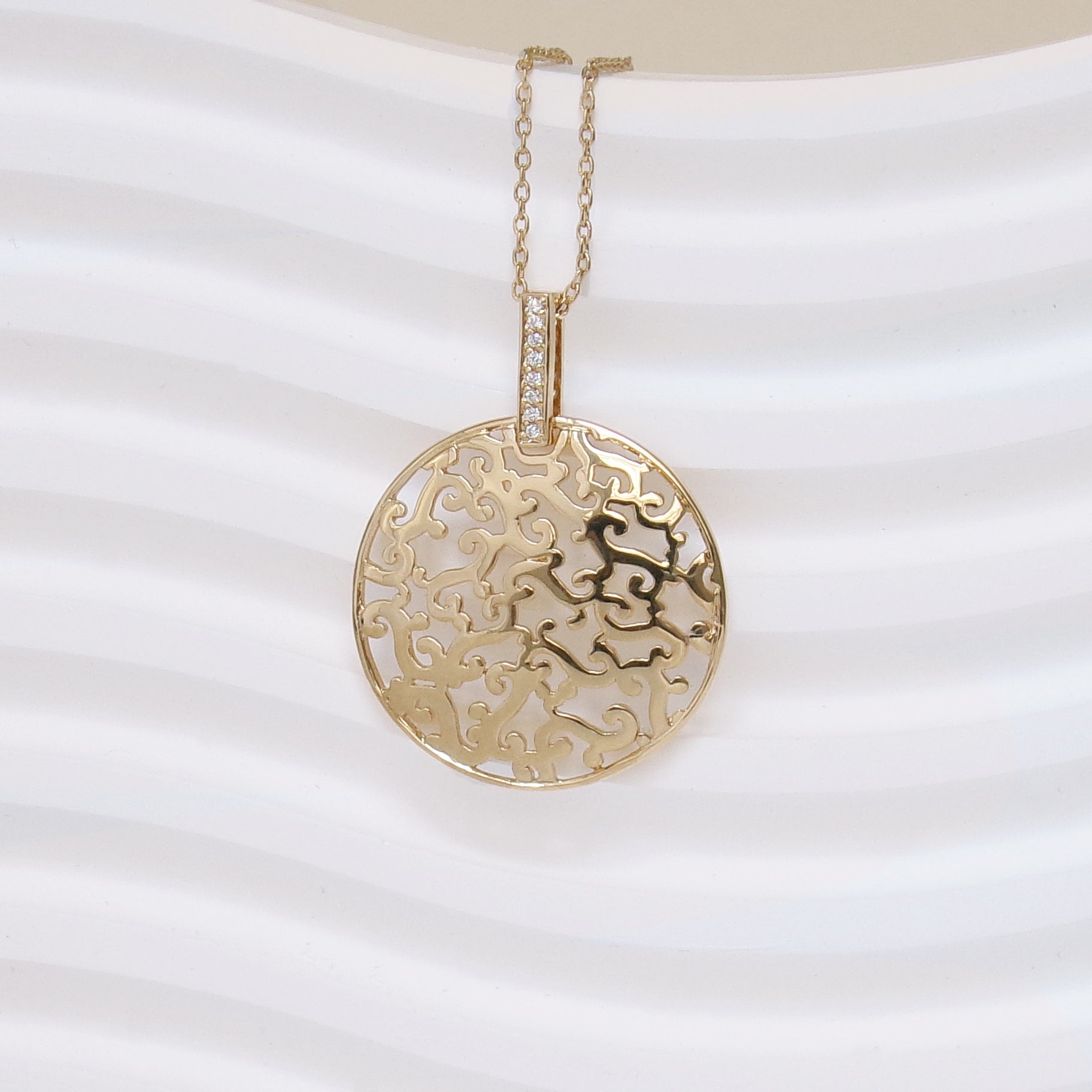 Gold-plated filigree and oxide Faye pendant