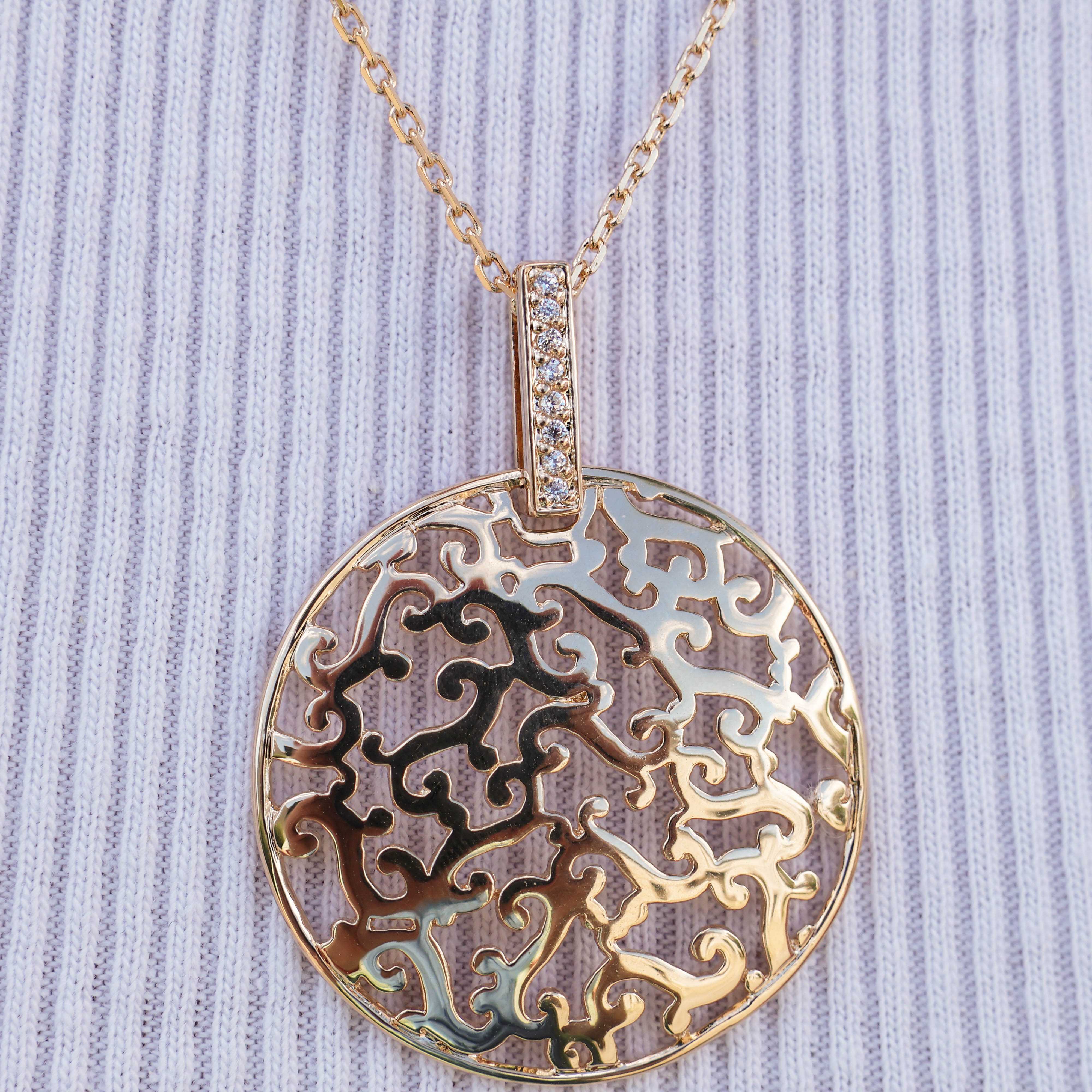 Gold-plated filigree and oxide Faye pendant