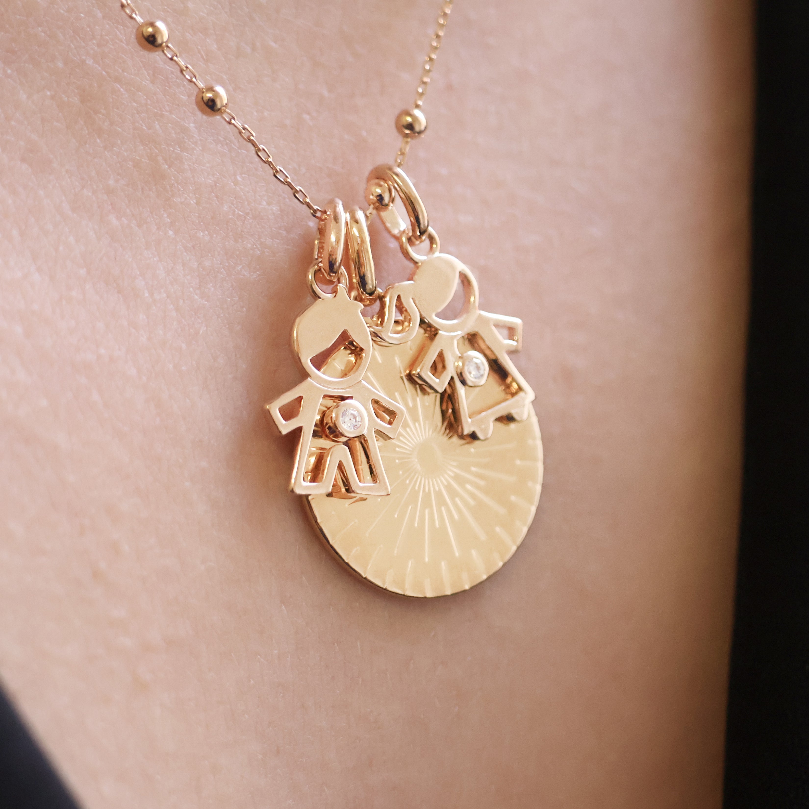 Pendentif silhouette fille garçon en plaqué or 18K, oxyde de zirconium, bijou raffiné Joyamada.