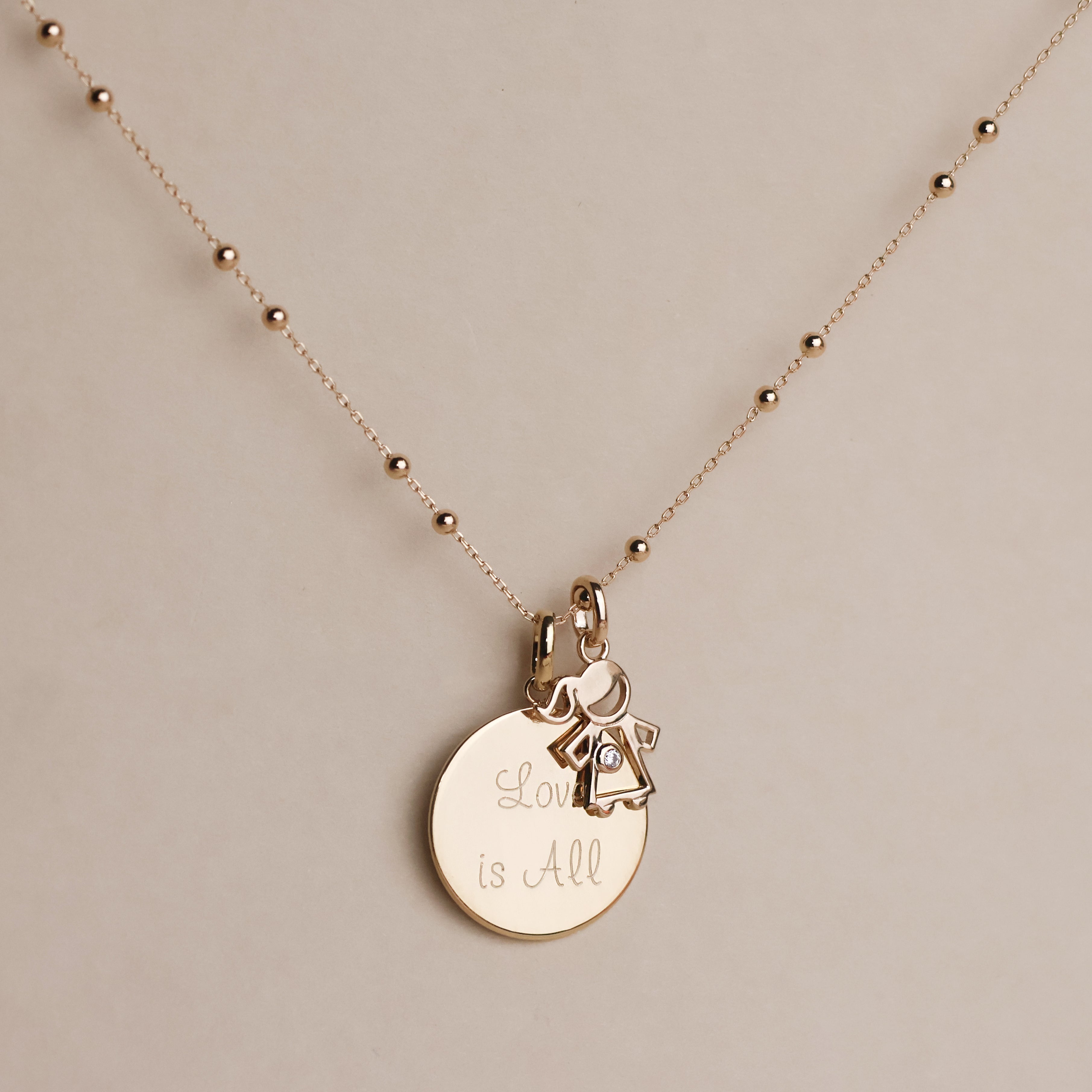 Pendentif silhouette fille en plaqué or 18K, oxyde de zirconium, bijou raffiné Joyamada, médaille personnalisable.