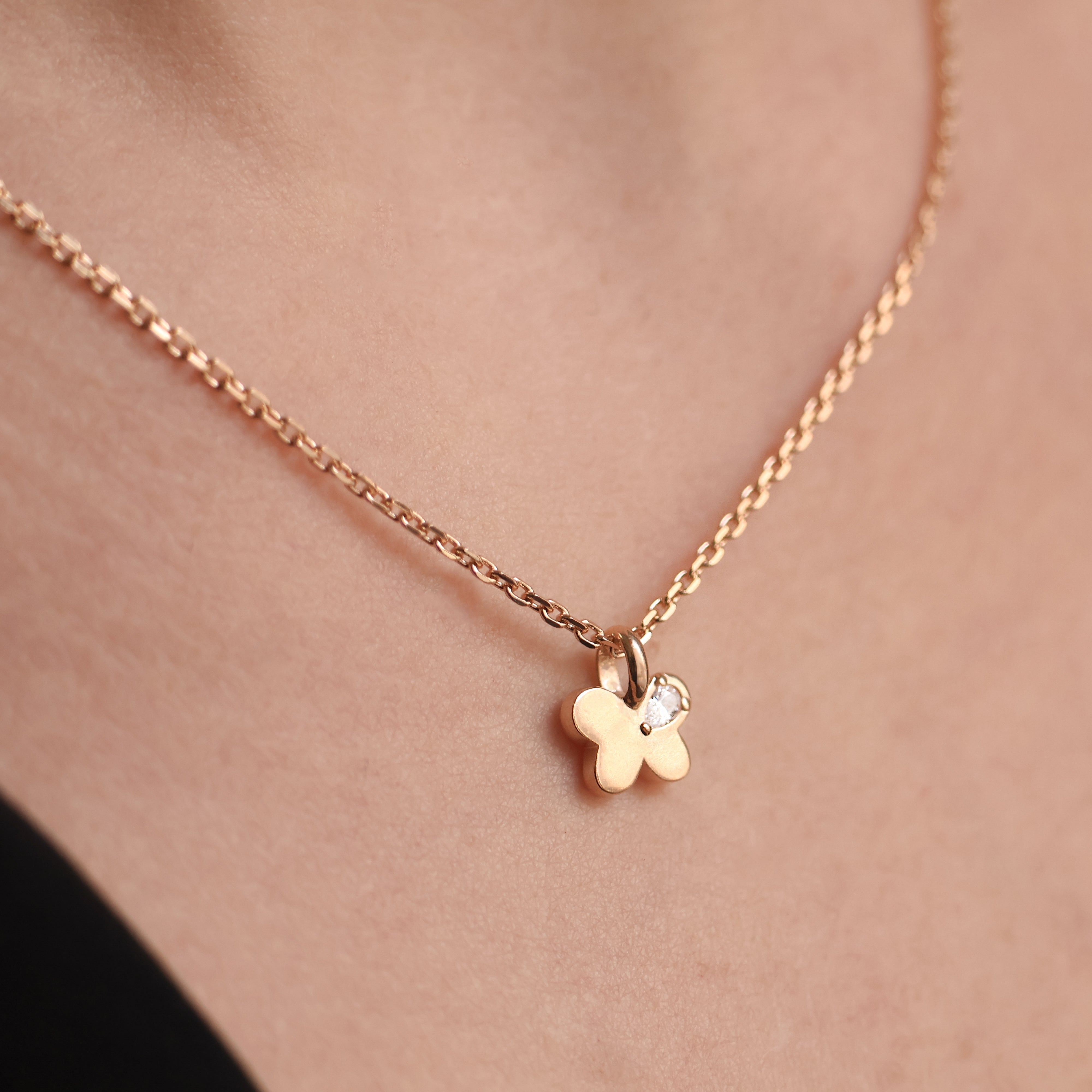 Pendentif papillon en plaqué or 18K, oxyde de zirconium scintillant, bijou raffiné Joyamada, marque française.