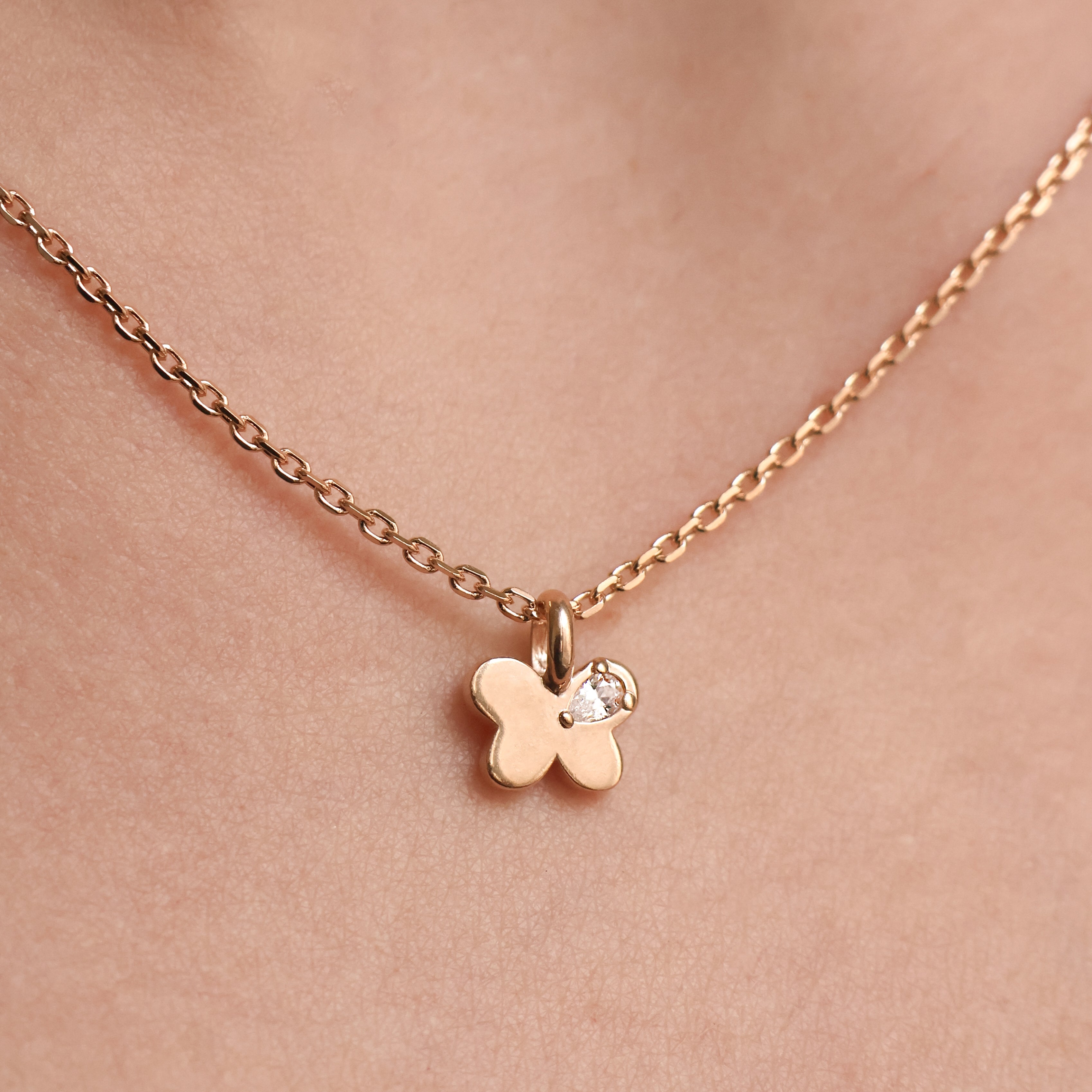 Pendentif papillon en plaqué or 18K, oxyde de zirconium scintillant, bijou raffiné Joyamada, marque française.