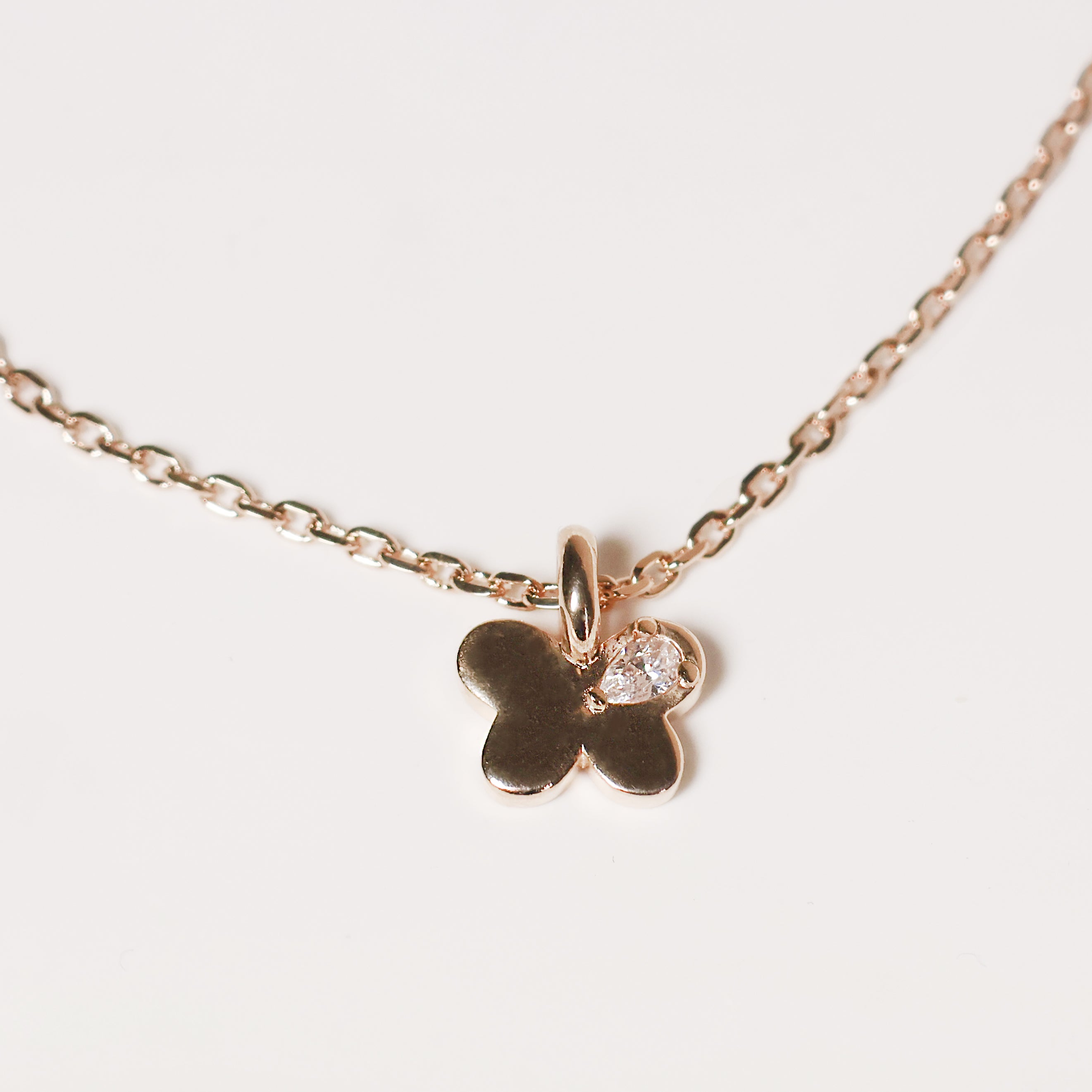 Pendentif papillon en plaqué or 18K, oxyde de zirconium scintillant, bijou raffiné Joyamada, marque française.