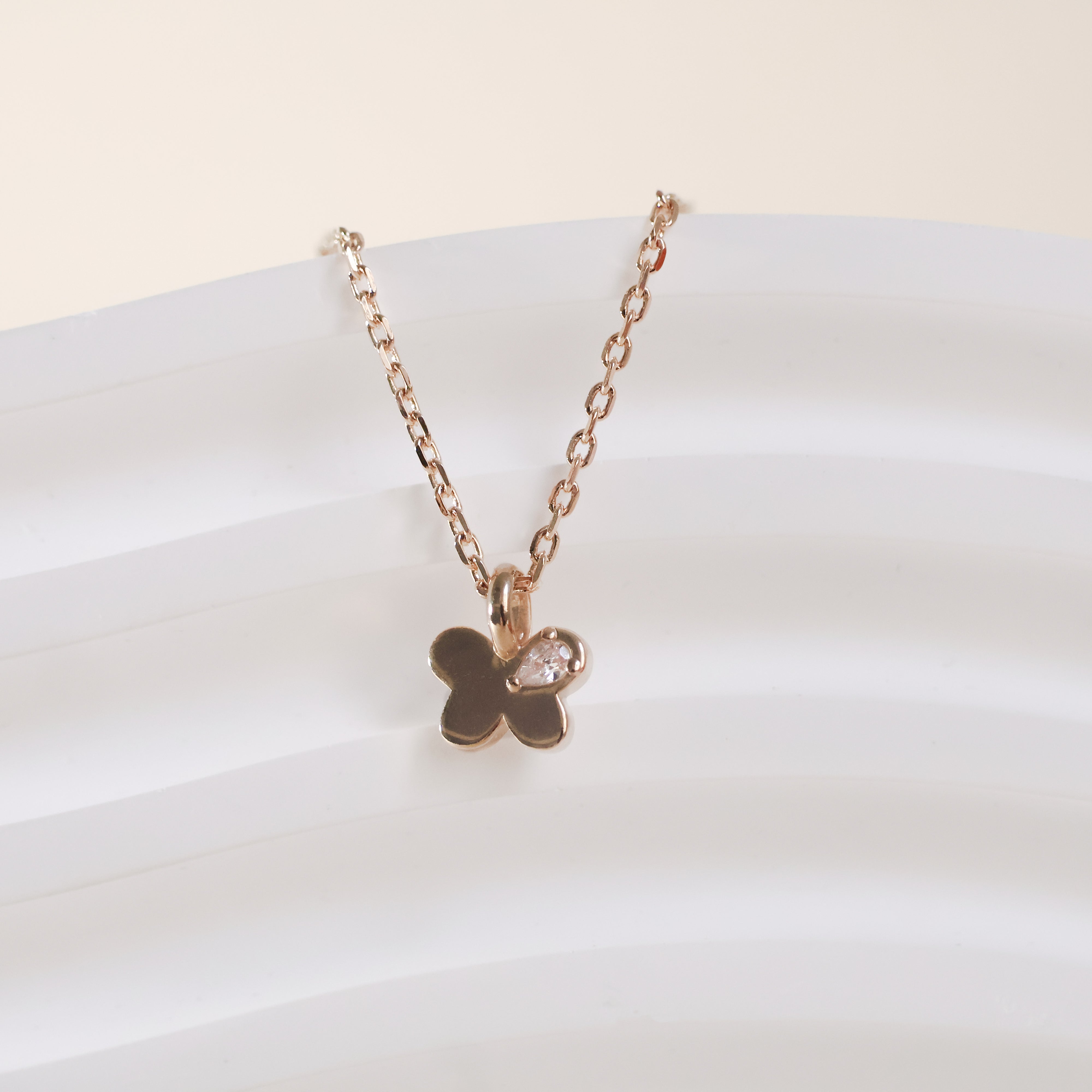 Pendentif papillon en plaqué or 18K, oxyde de zirconium scintillant, bijou raffiné Joyamada, marque française.