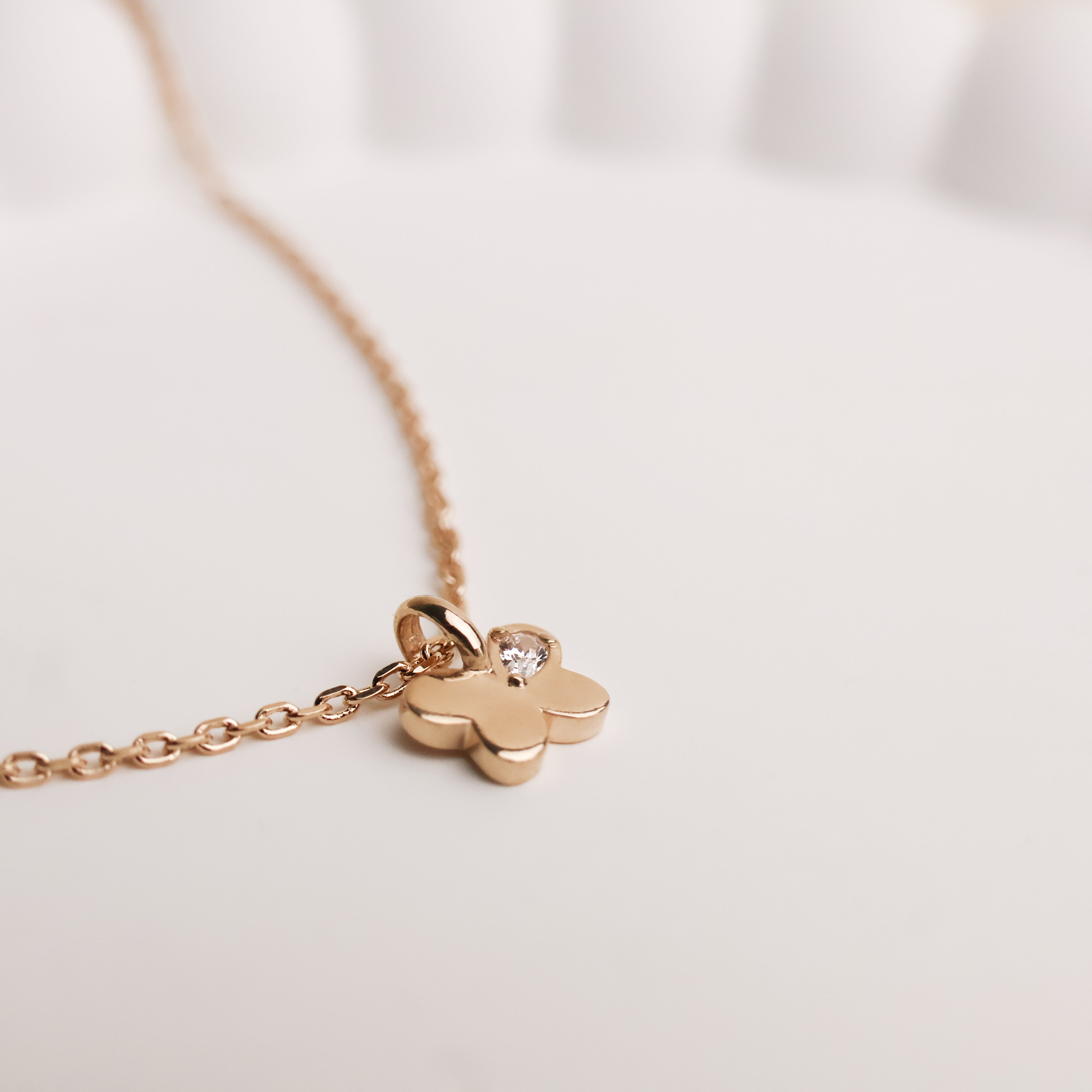 Pendentif papillon en plaqué or 18K, oxyde de zirconium scintillant, bijou raffiné Joyamada, marque française.