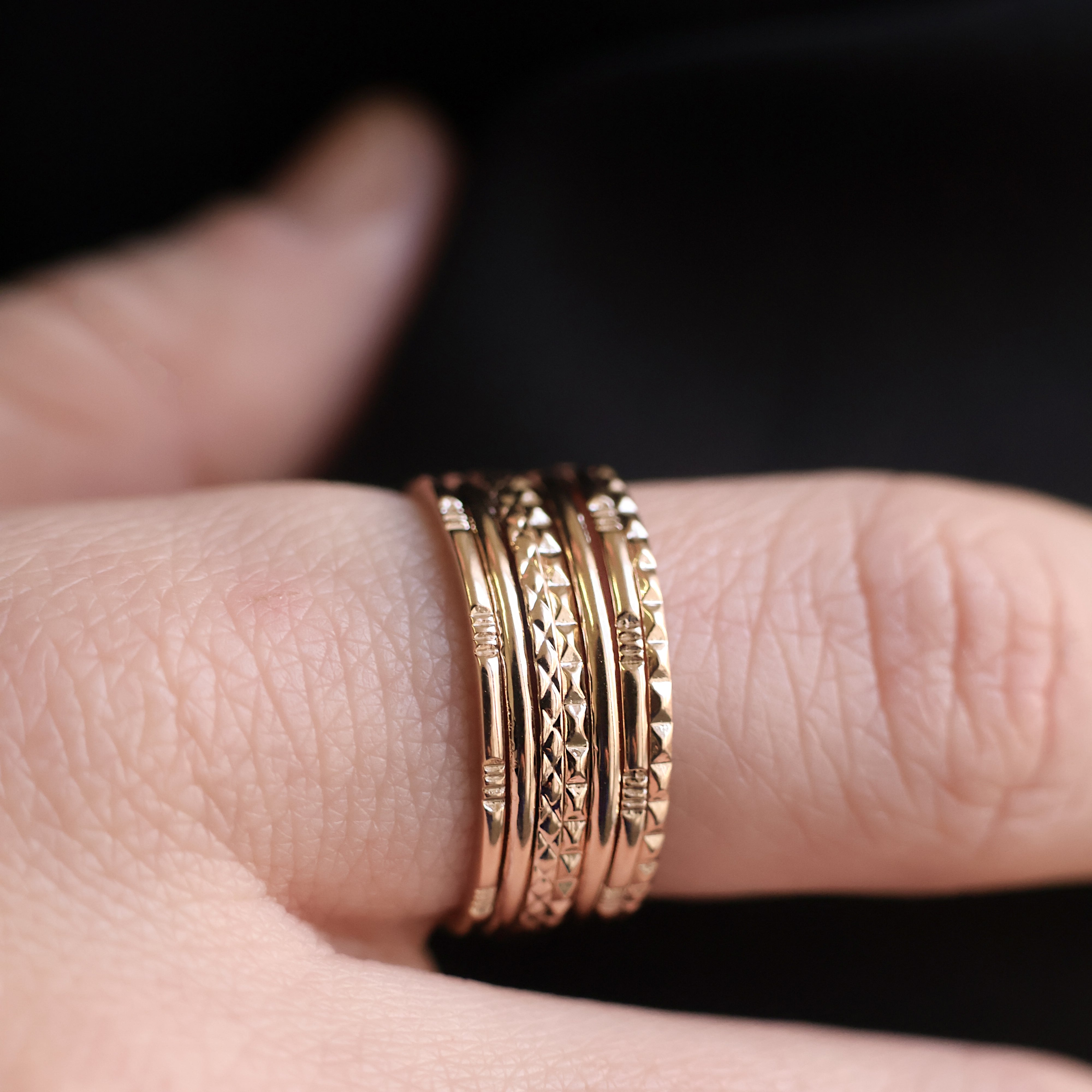 Bague Lia Semainier en plaqué or 18K, 7 anneaux, finitions lisse, martelée, perlée, bijou élégant Joyamada.