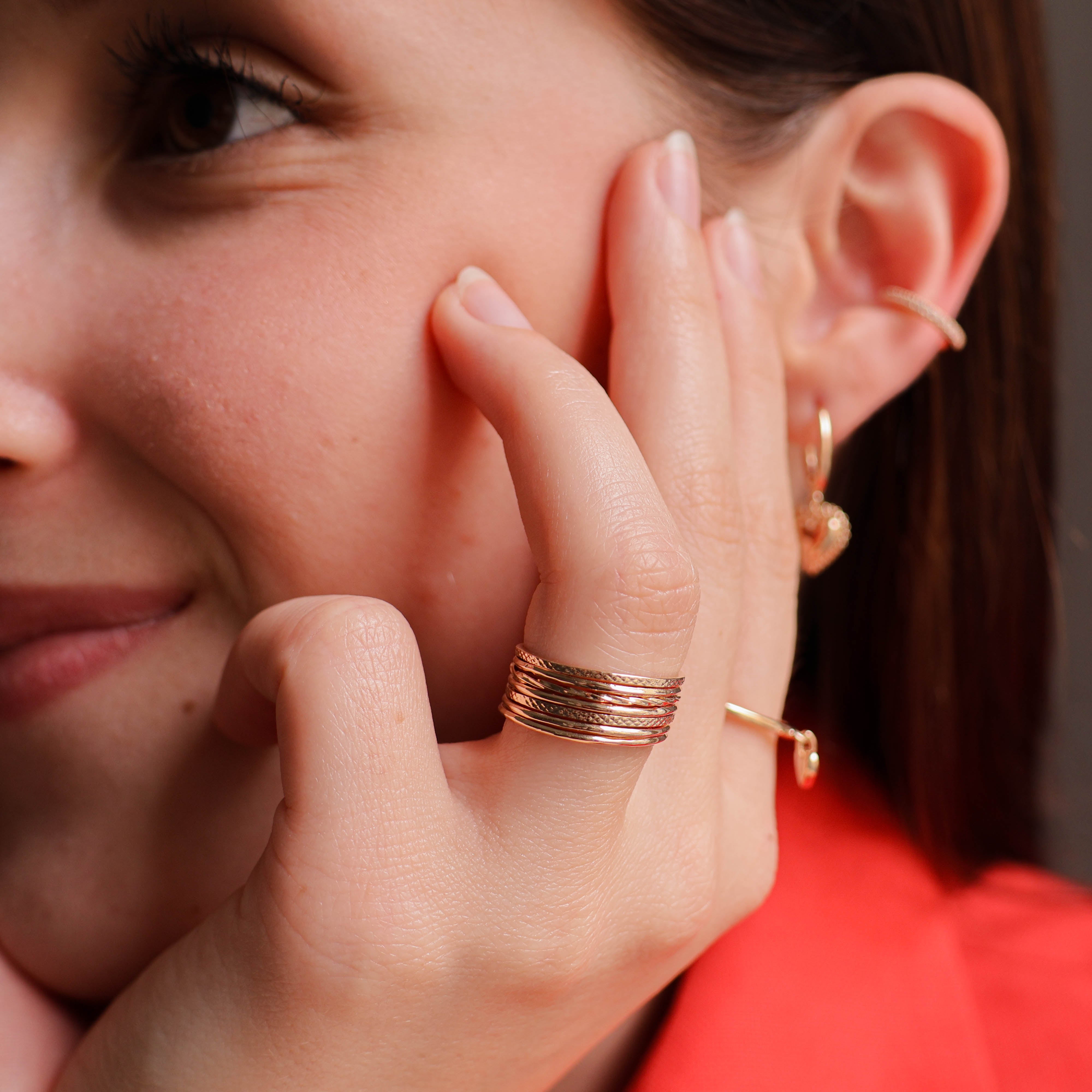 Bague Lia Semainier en plaqué or 18K, 7 anneaux, finitions lisse, martelée, perlée, bijou élégant Joyamada.