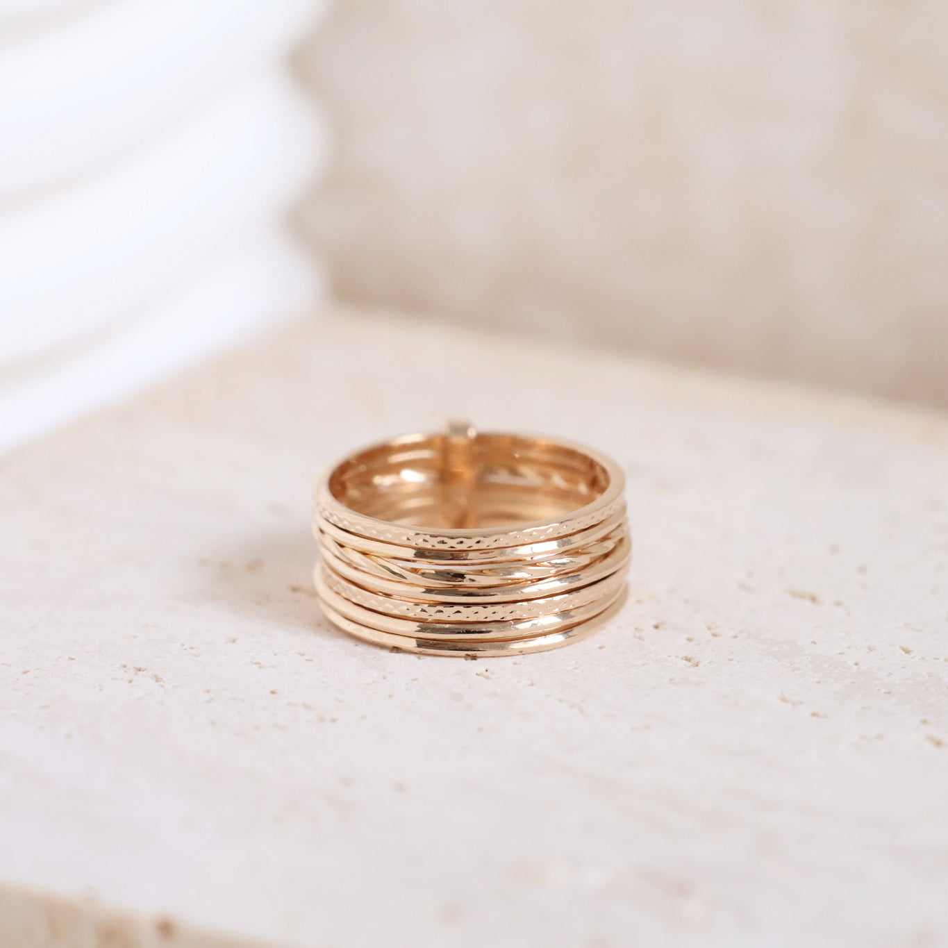 Bague Lia Semainier en plaqué or 18K, 7 anneaux, finitions lisse, martelée, perlée, bijou élégant Joyamada.