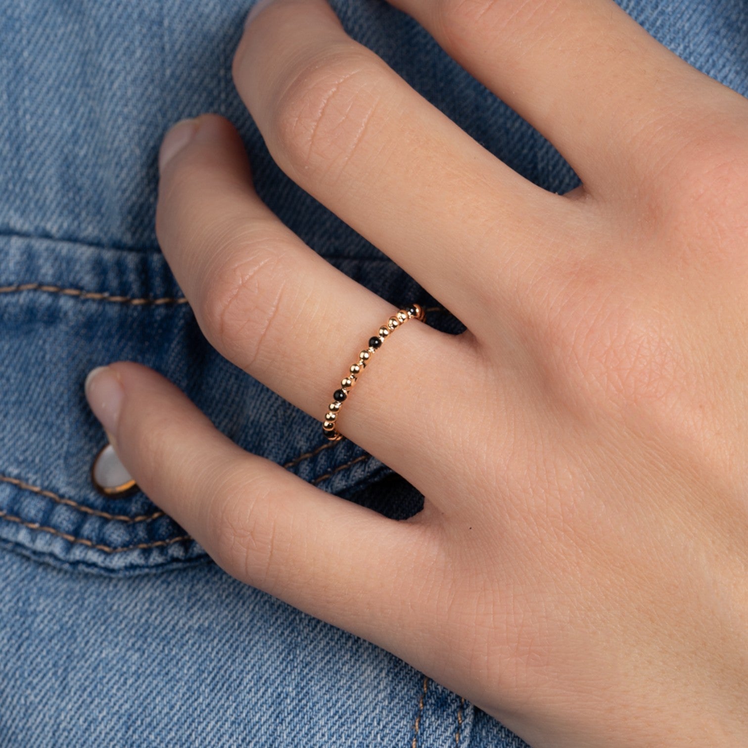 Dana beaded ring with black enamel gold-plated