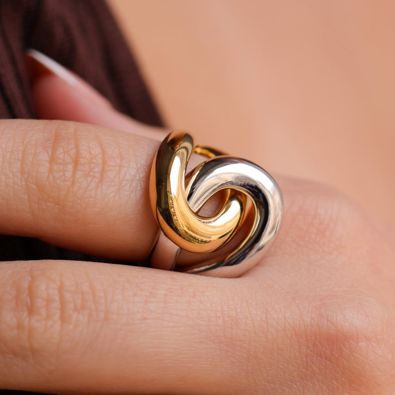Bague Xana entrelacée lisse bicolore plaqué or en plaqué or 18 carats, bijou élégant et intemporel Joyamada.