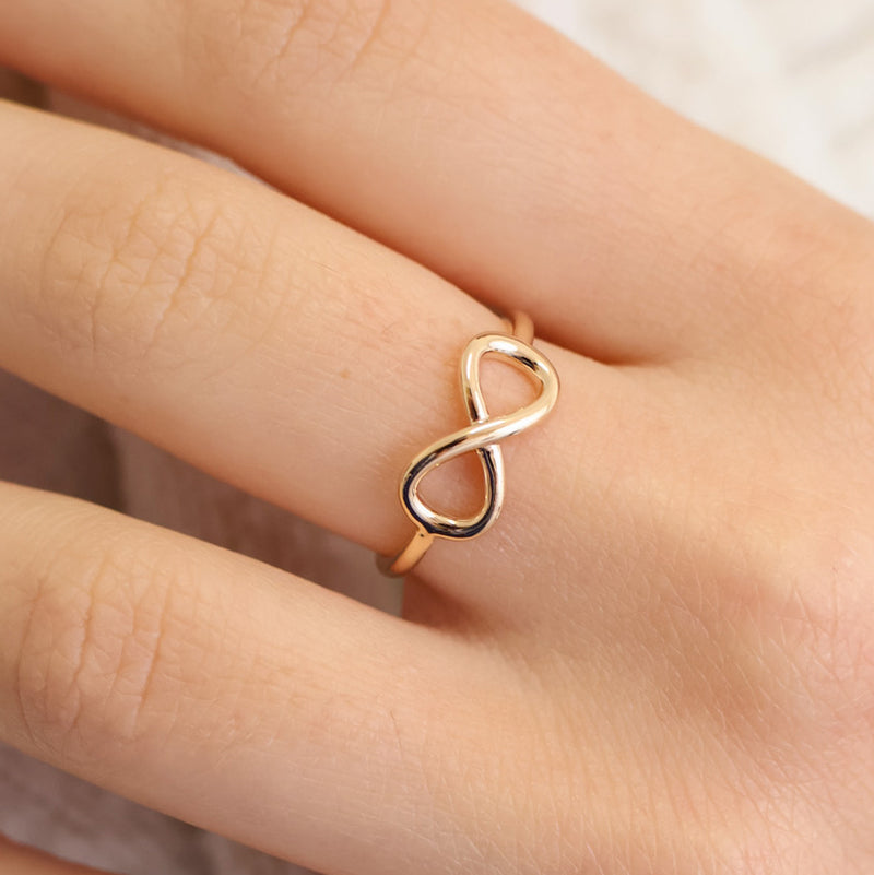 Bague fine Infinity plaqué or en plaqué or 18 carats, bijou élégant et intemporel Joyamada.