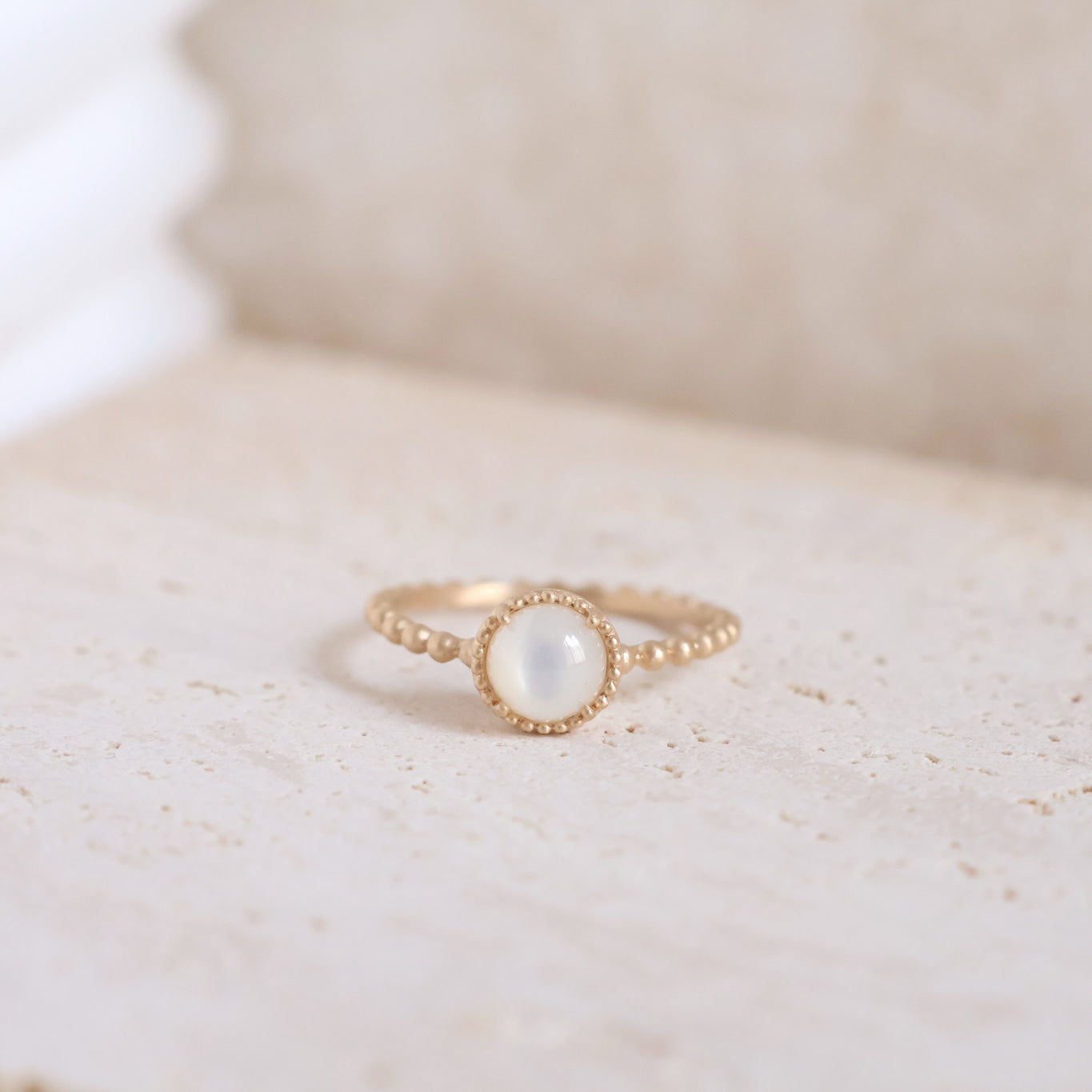 Lomita beaded ring with Mother-of-pearl gold plated