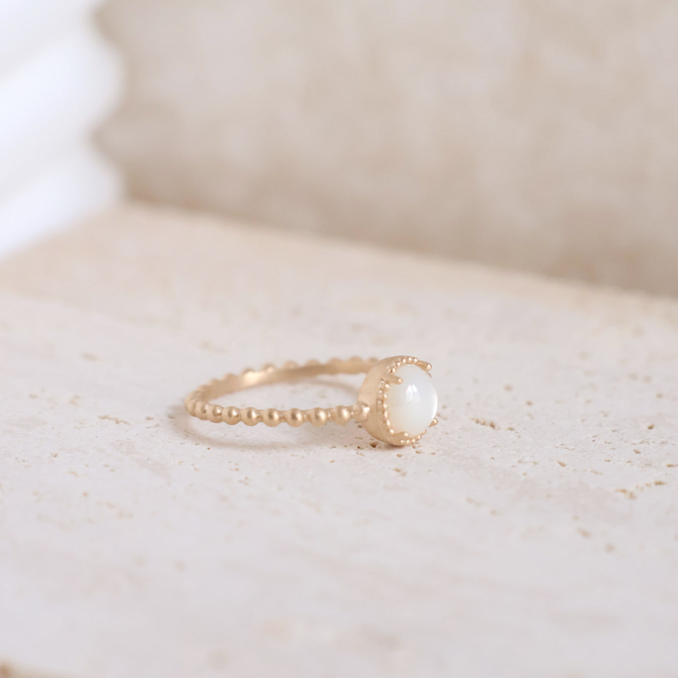 Lomita beaded ring with Mother-of-pearl gold plated