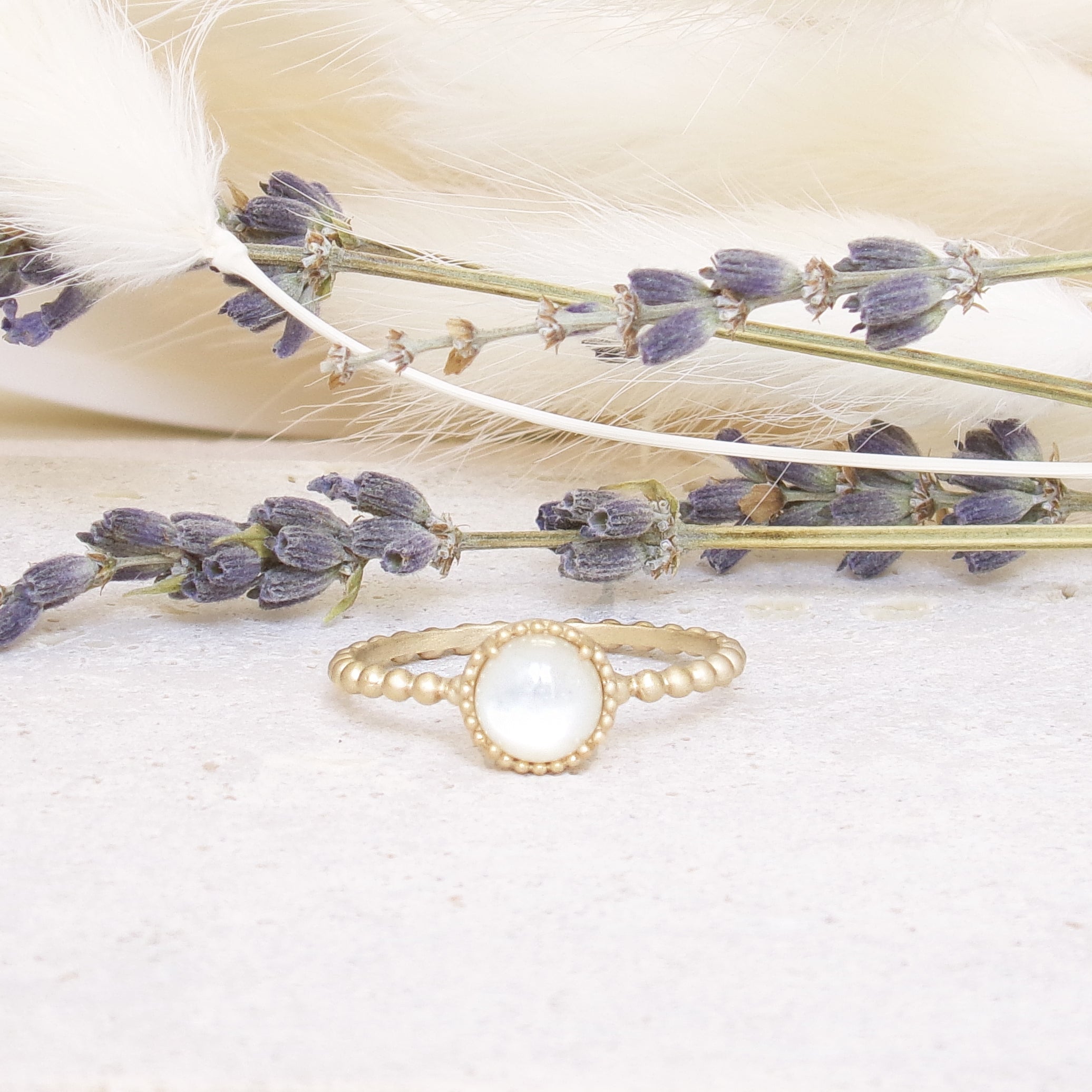 Lomita beaded ring with Mother-of-pearl gold plated