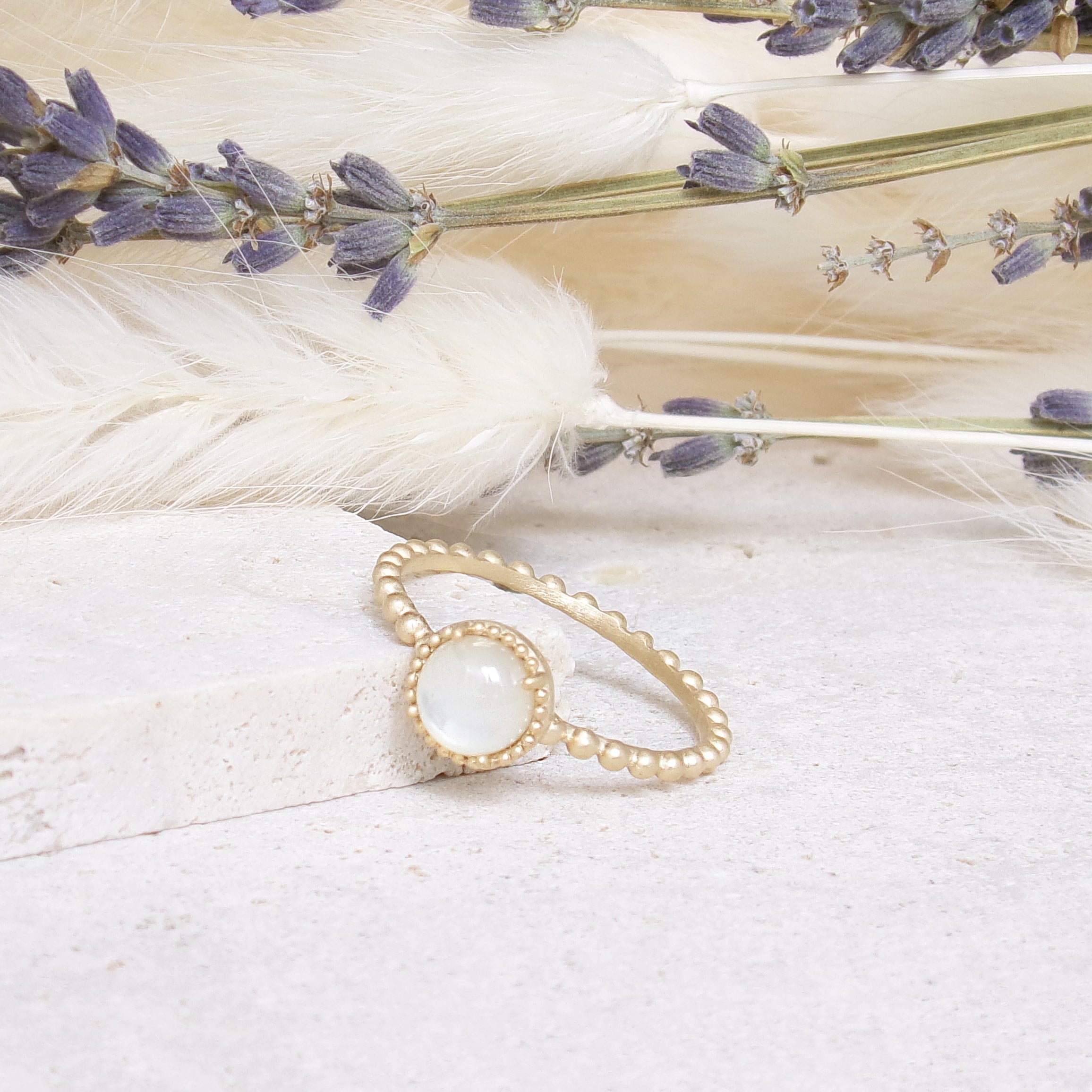 Lomita beaded ring with Mother-of-pearl gold plated