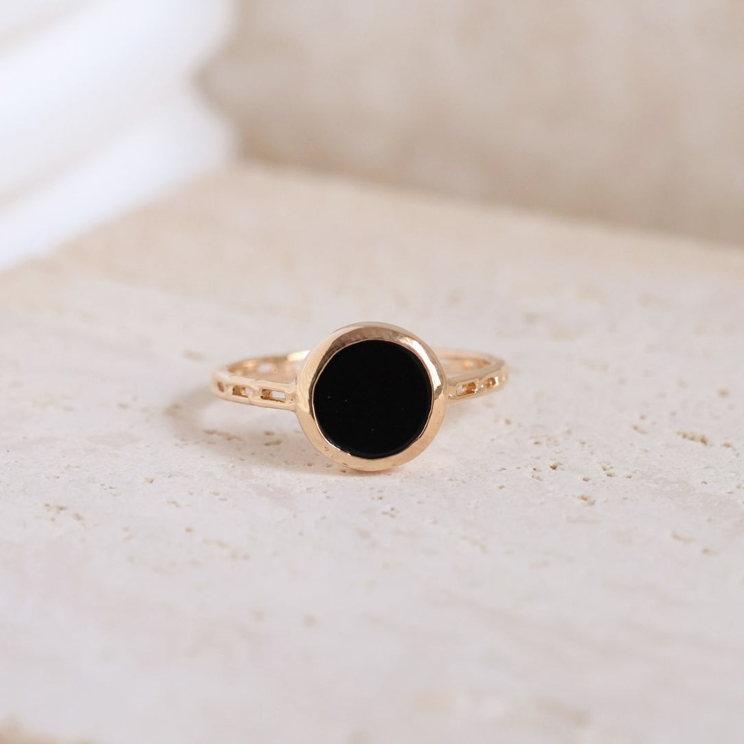 Bague Kara ajourée avec agate noire plaqué or