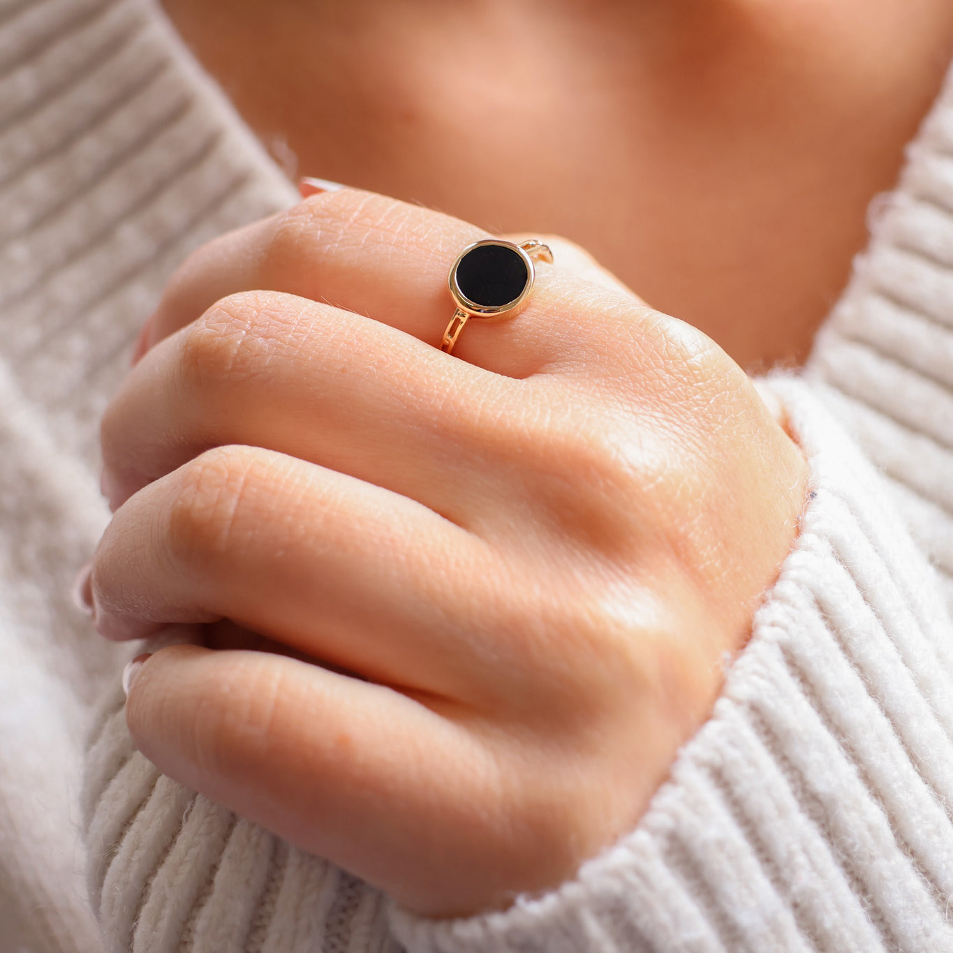 Bague Kara ajourée avec agate noire plaqué or