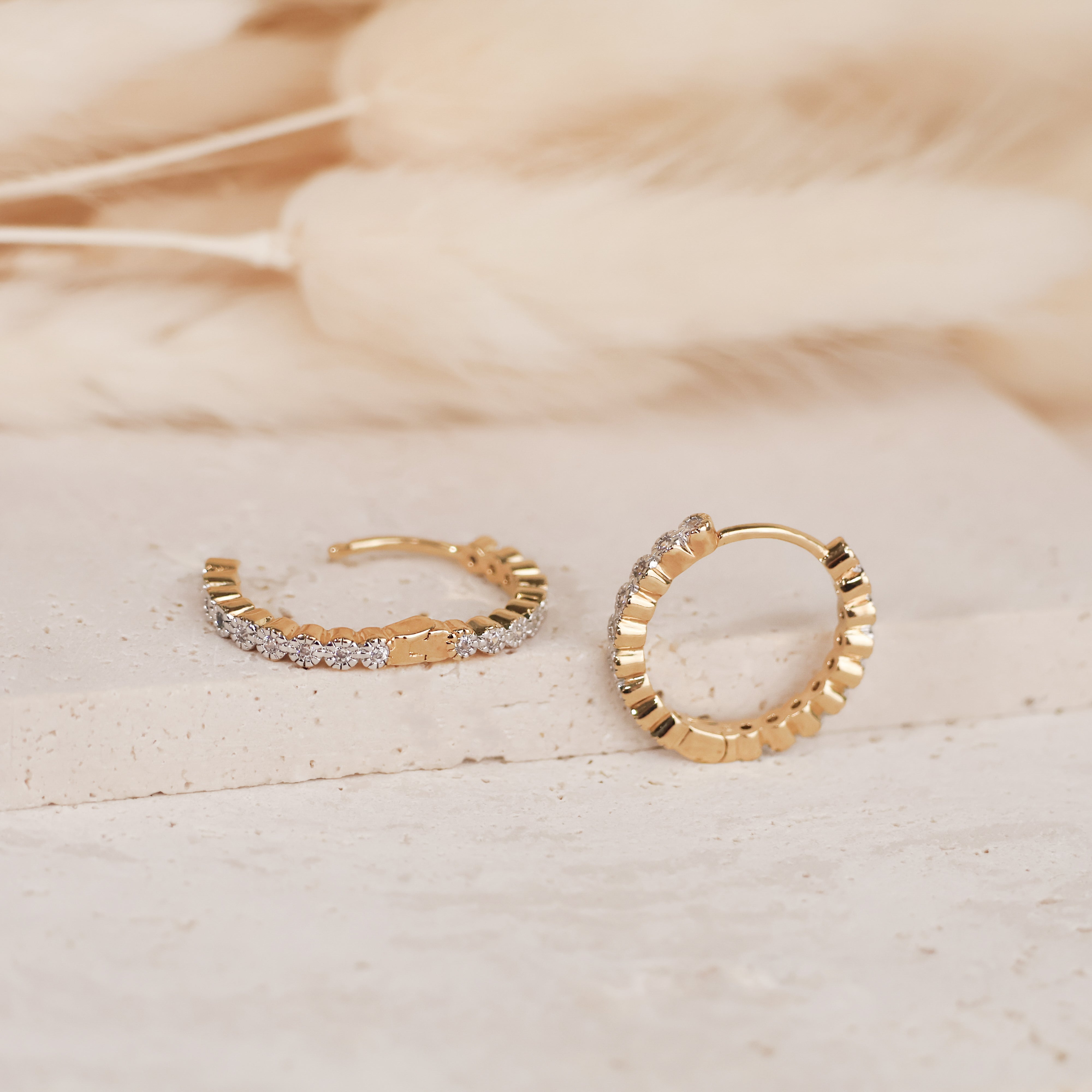 Créoles Juna en plaqué or 18K, oxydes de zirconium, bijou tendance, éclat intemporel, disponibles en 10mm, 14mm, 20mm.