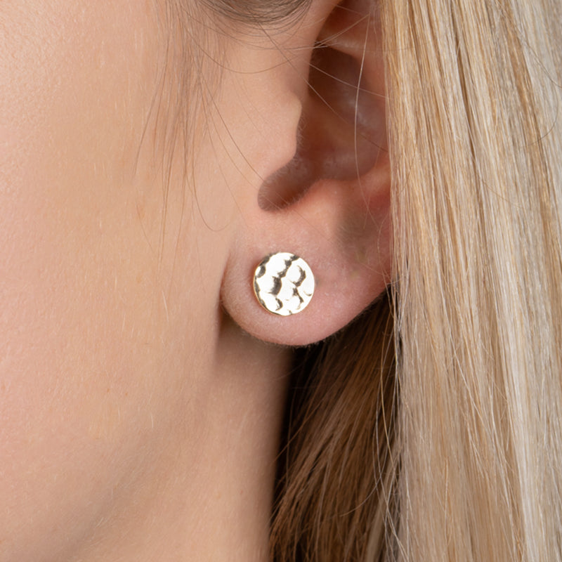 Puces d'oreilles Lenka en plaqué or 18K, finition martelée, bijou élégant et intemporel Joyamada.