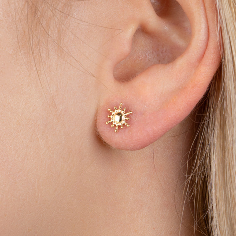 Boucles d'oreilles Paloma en plaqué or 18K, design soleil, bijou élégant et lumineux Joyamada.