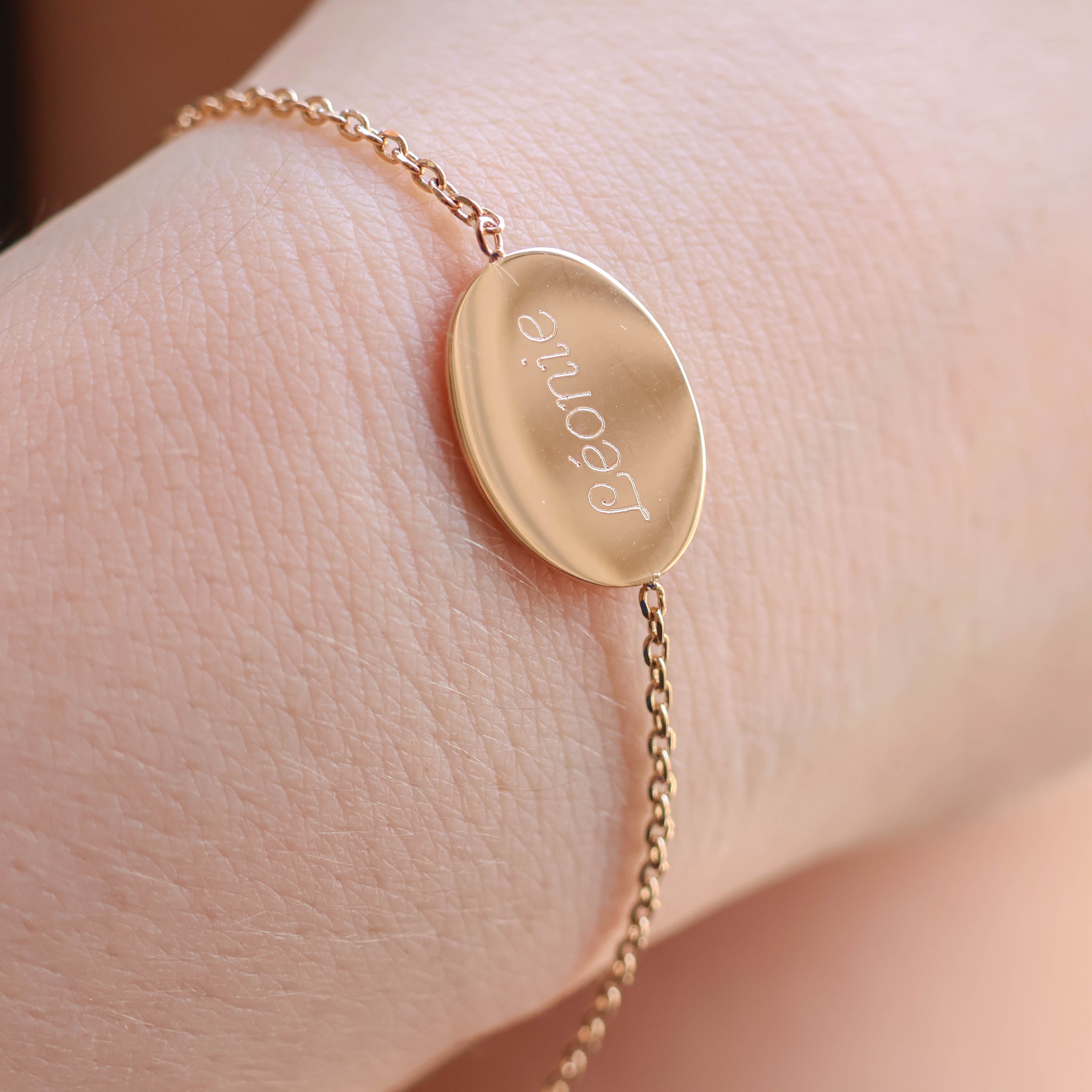 Bracelet Julia en plaqué or 18K, médaille ovale gravable, maille forçat fine, ajustable, bijou élégant et discret
