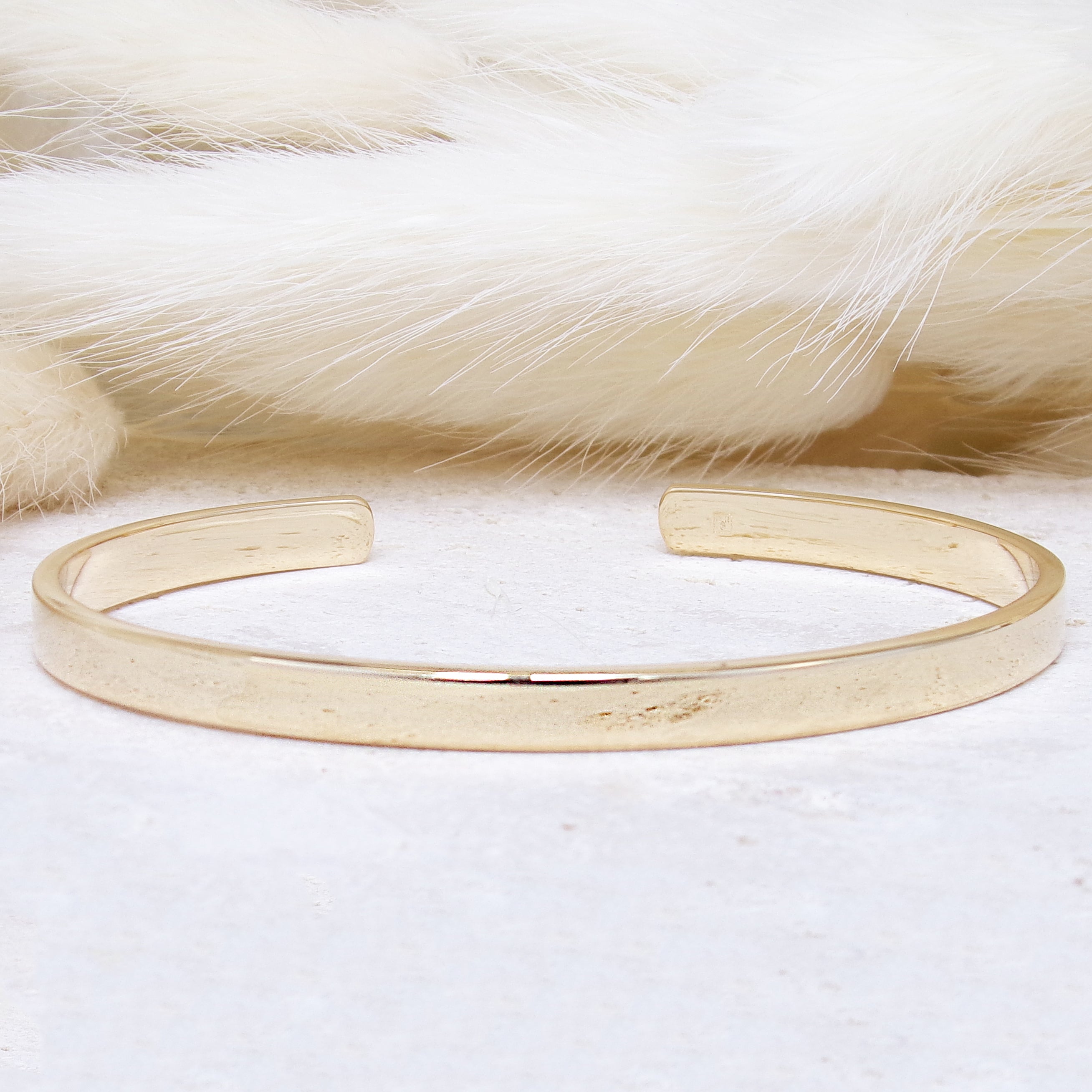 Akiko smooth open bangle bracelet gold-plated