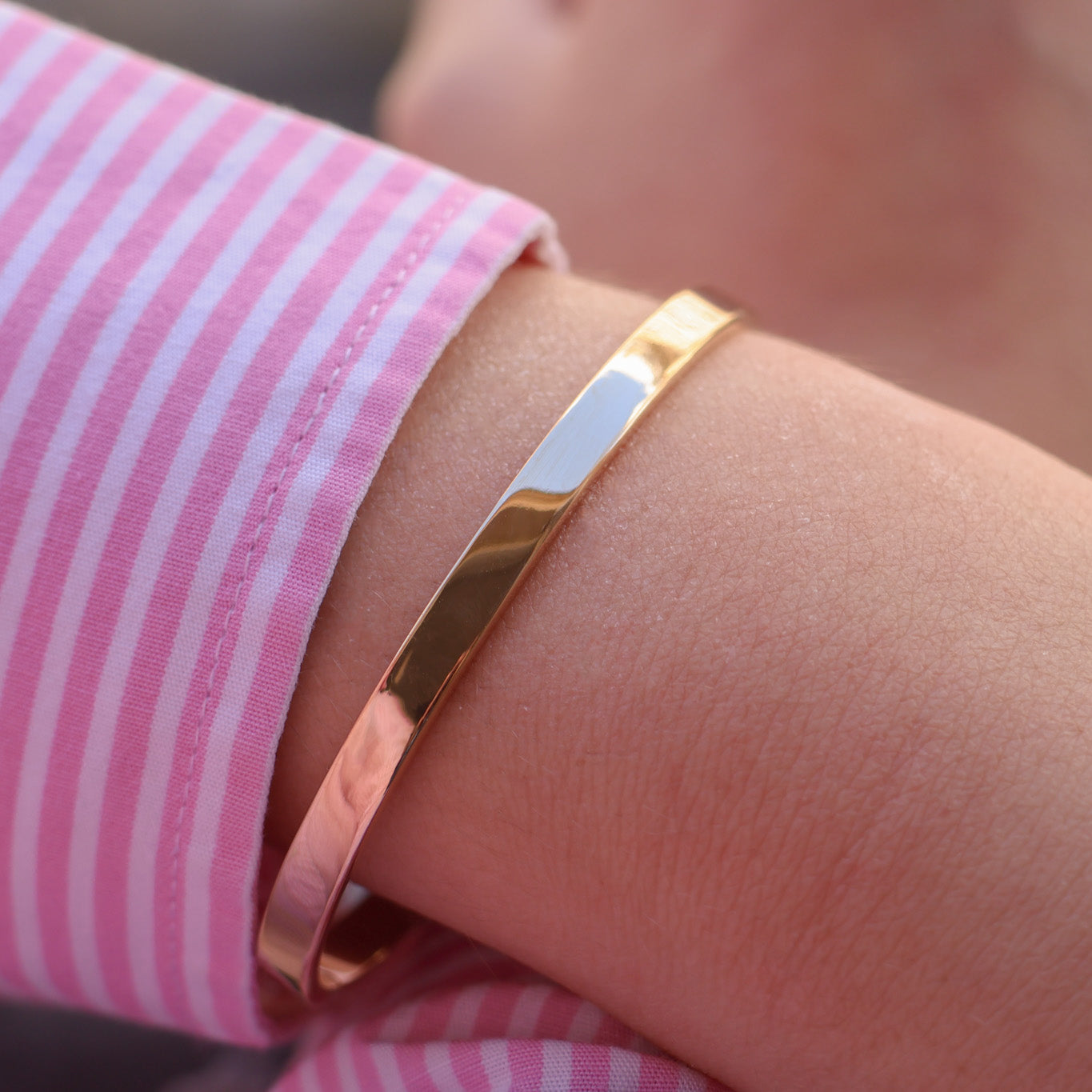 Akiko smooth open bangle bracelet gold-plated