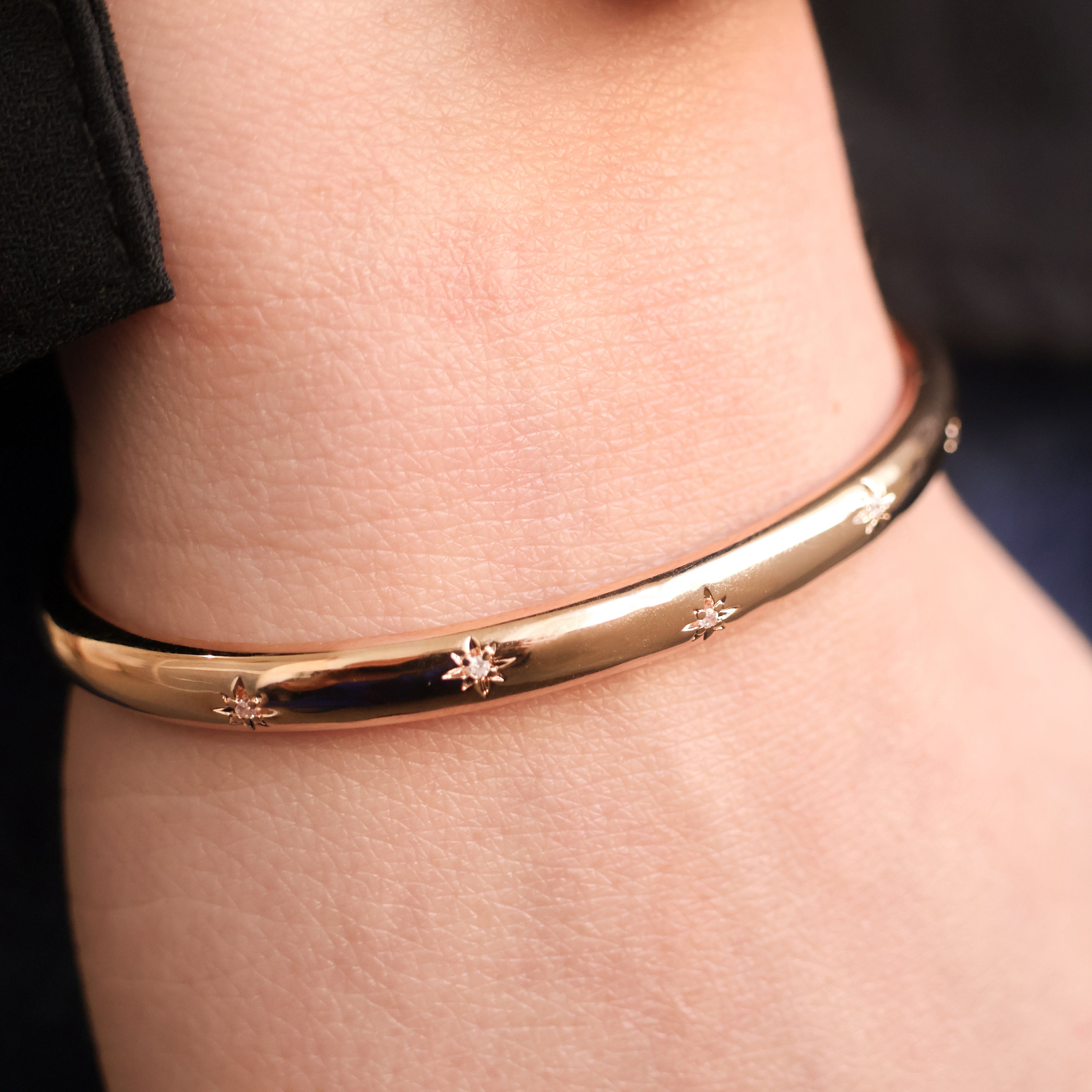 Bracelet jonc ouvert Aria en plaqué or 18 carats – Plongez dans un univers magique avec ce bijou raffiné, orné de deux étoiles serties d’oxydes de zirconium scintillants. Son design élégant sublime votre style et apporte une touche lumineuse à toutes vos tenues. Diamètre : 58 mm. Conçu en laiton avec un placage 3 microns et poinçon garantissant qualité et durabilité.