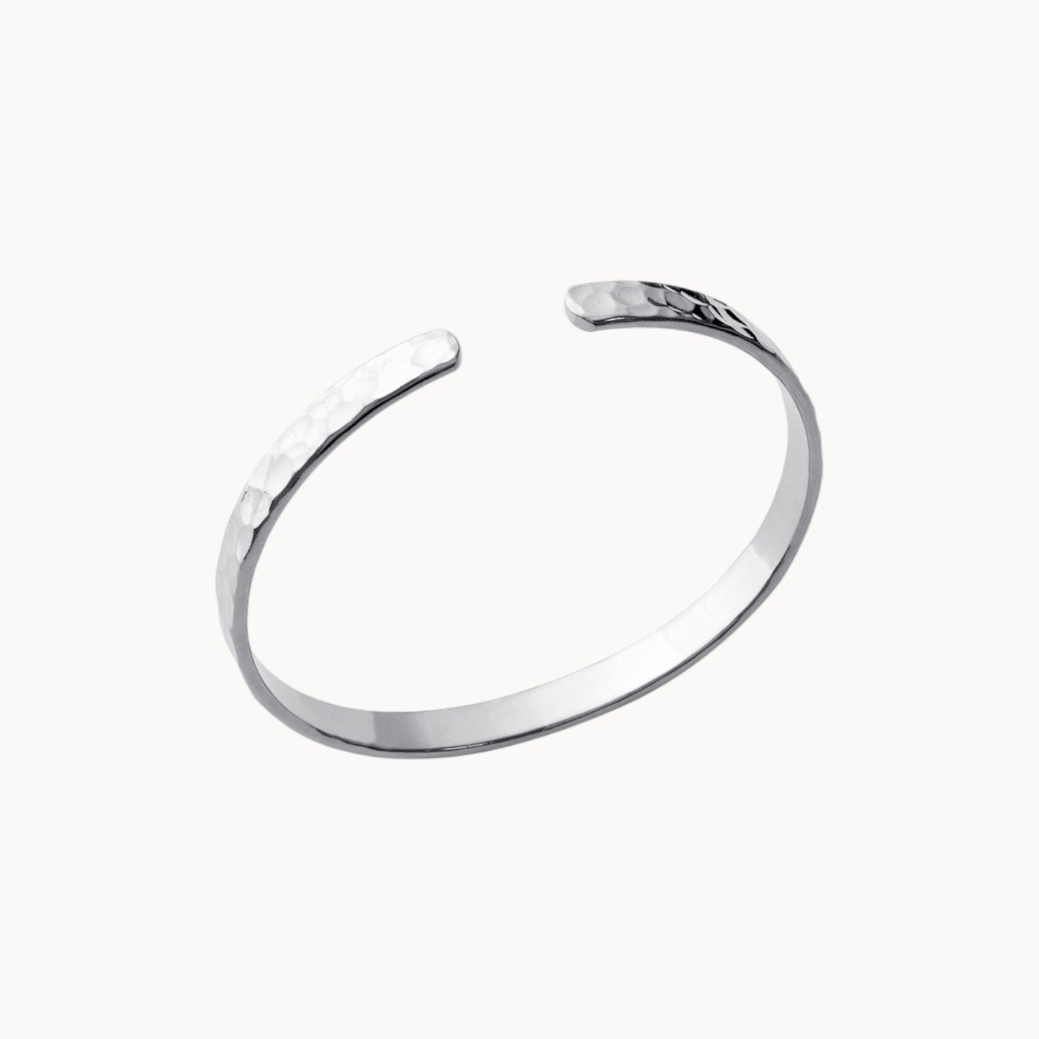 Bracelet jonc Nala en argent 925, finition martelée, intérieur lisse, bijou élégant et lumineux Joyamada.