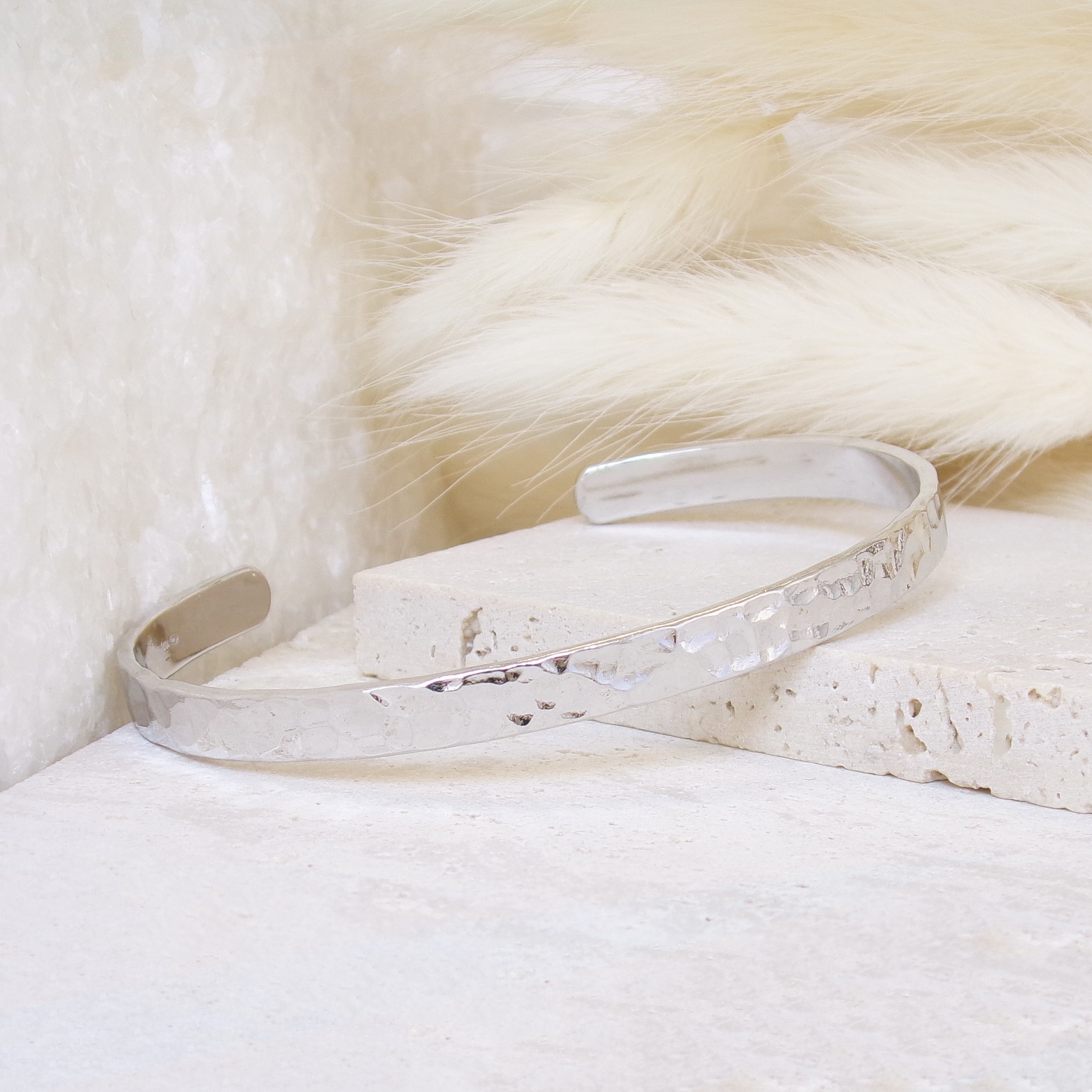 Bracelet jonc Nala en argent 925, finition martelée, intérieur lisse, bijou élégant et lumineux Joyamada.