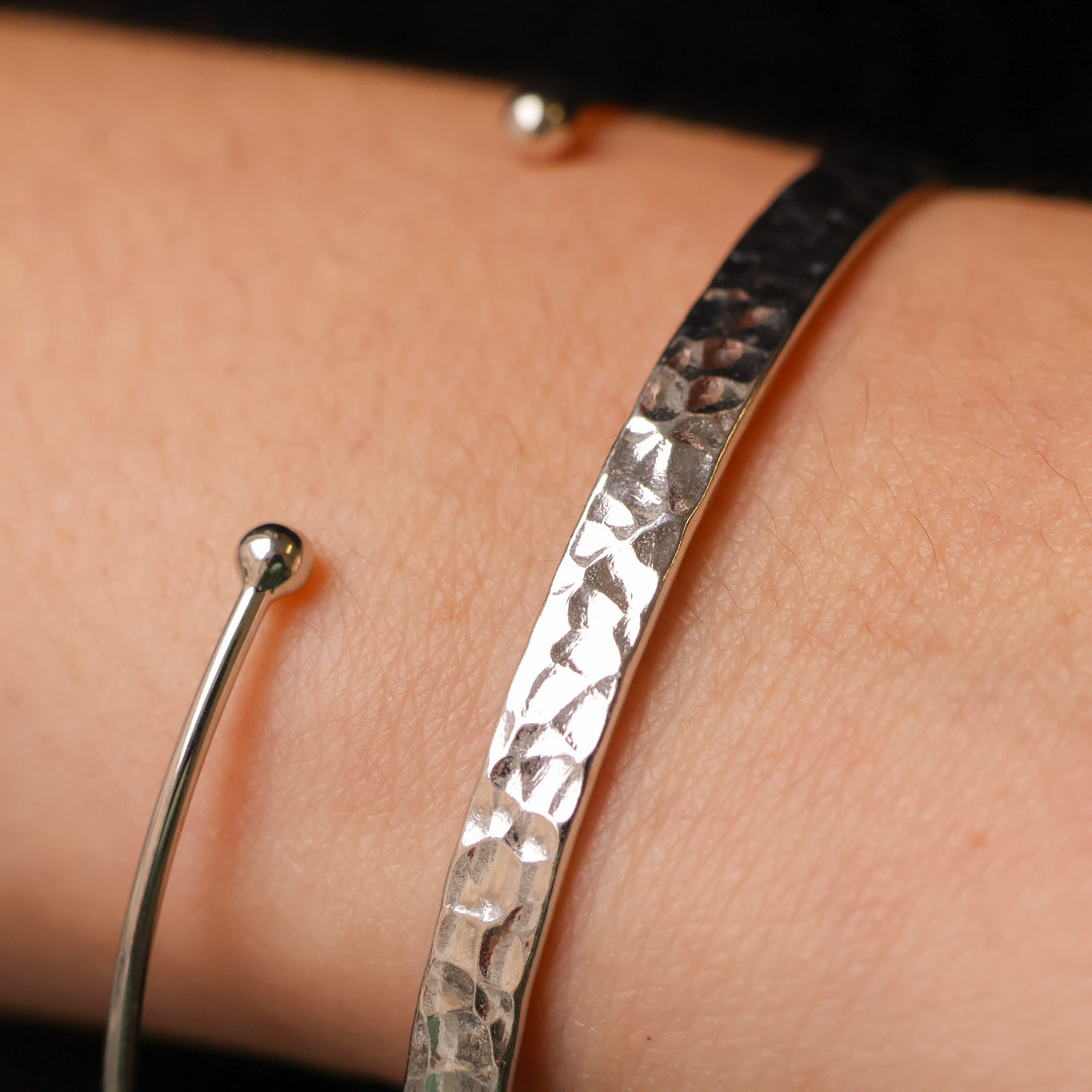 Bracelet jonc Nala en argent 925, finition martelée, intérieur lisse, bijou élégant et lumineux Joyamada.