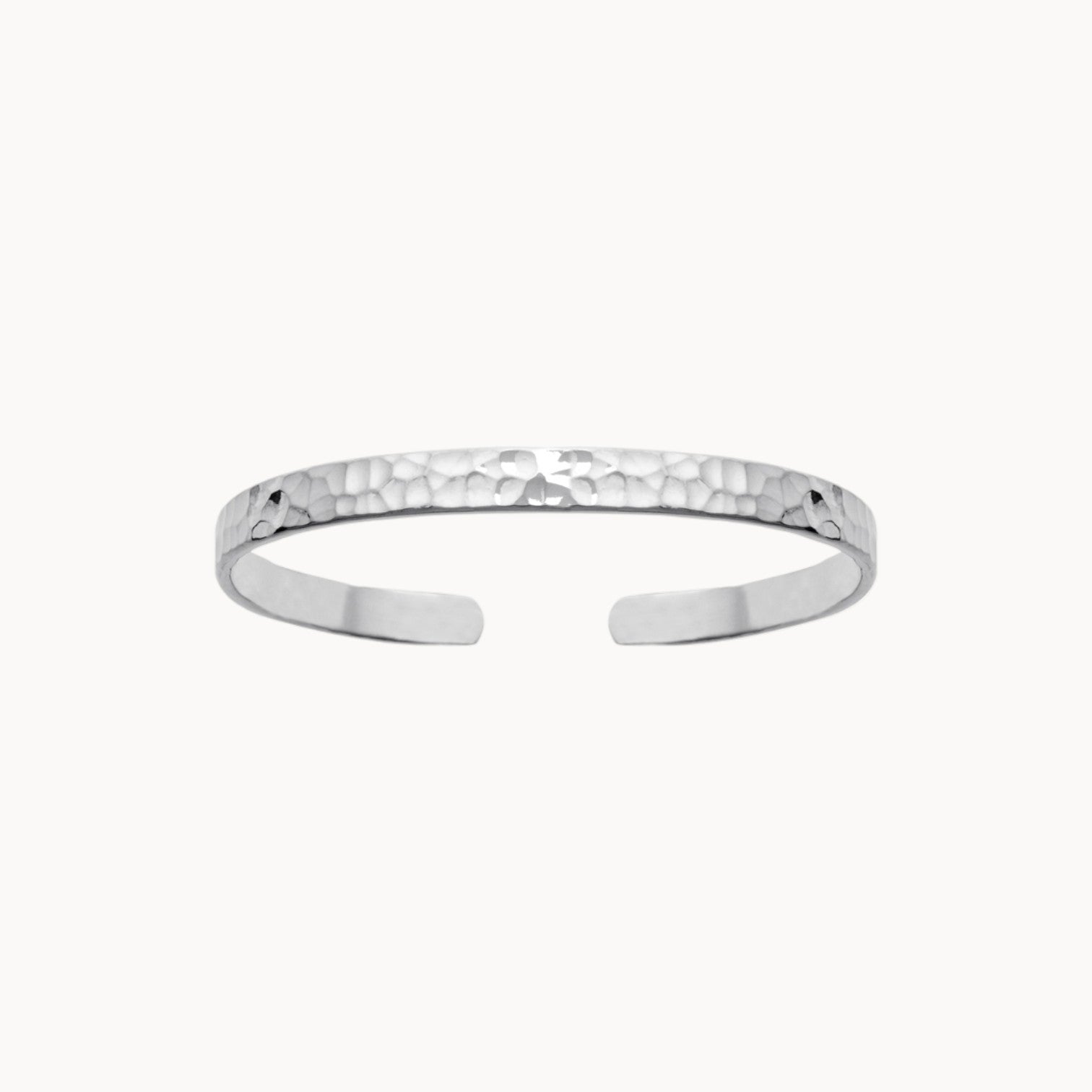 Bracelet jonc Nala en argent 925, finition martelée, intérieur lisse, bijou élégant et lumineux Joyamada.