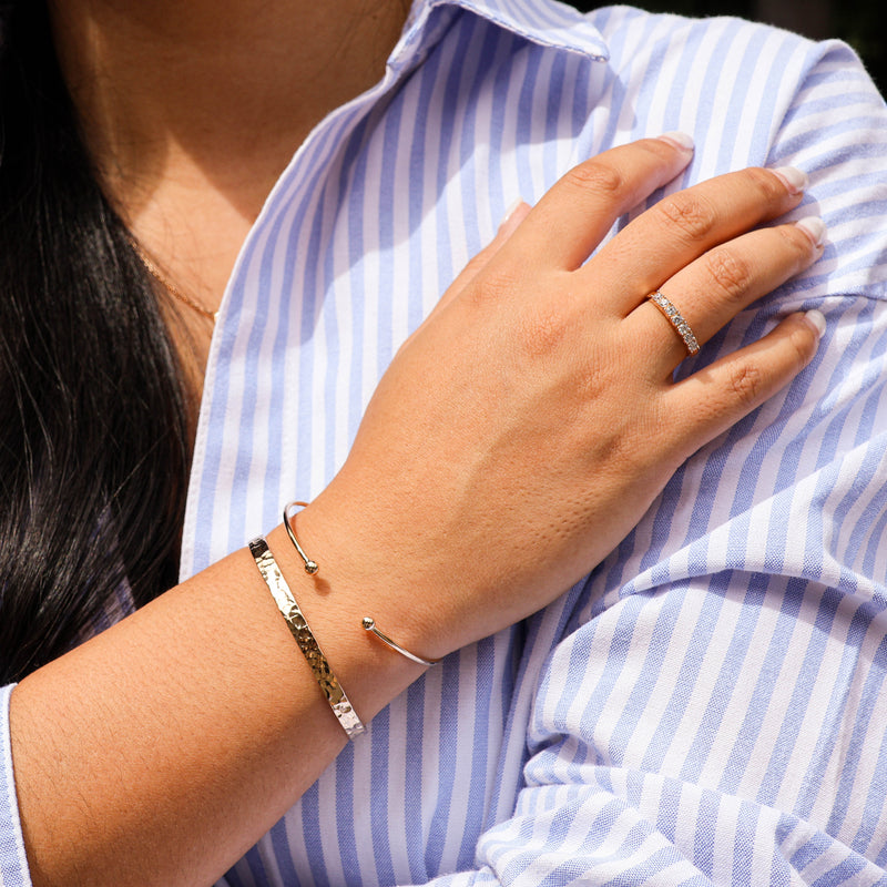 Bracelet jonc Nala en plaqué or 18K, finition martelée, intérieur lisse, bijou élégant et lumineux Joyamada.