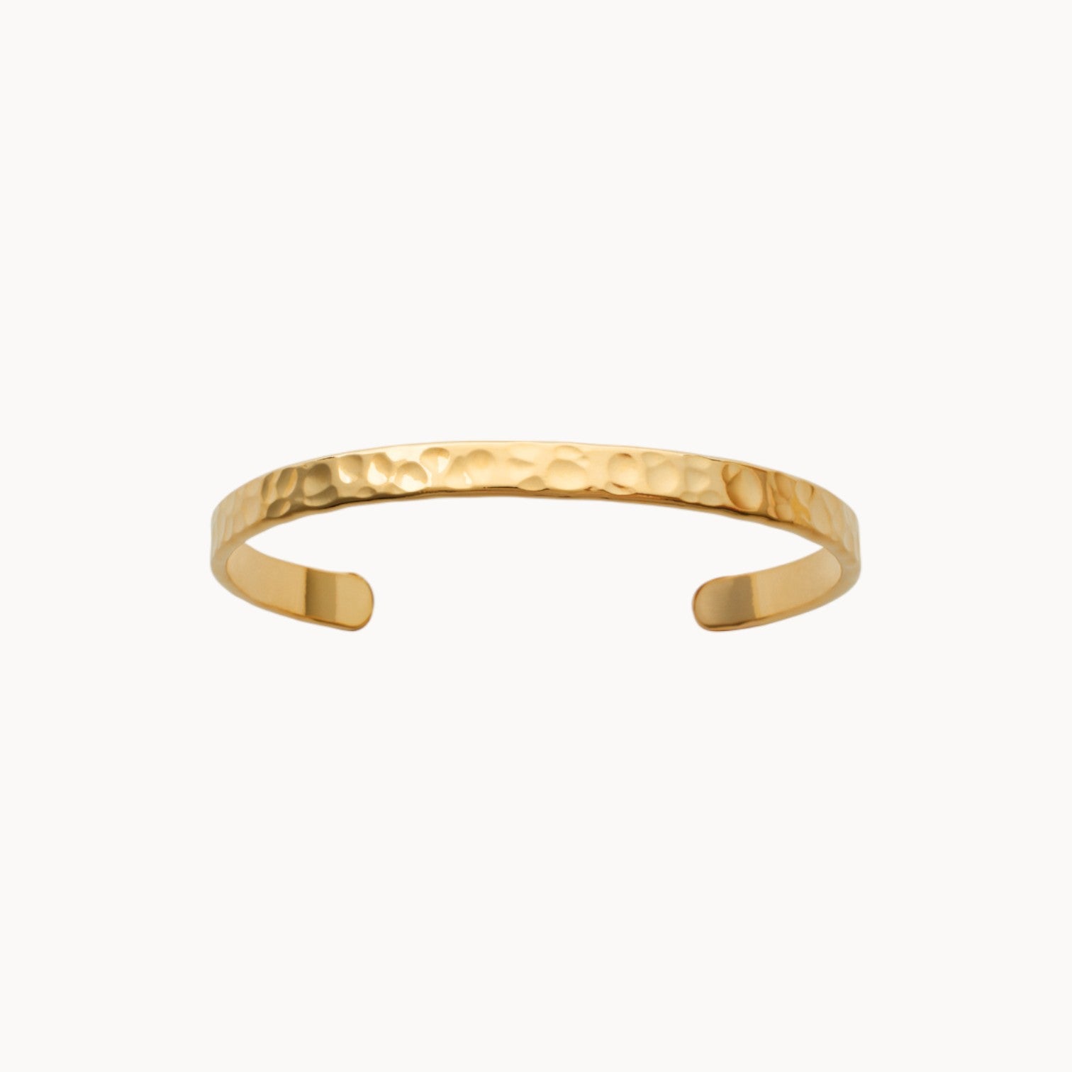 Bracelet jonc Nala en plaqué or 18K, finition martelée, intérieur lisse, bijou élégant et lumineux Joyamada.