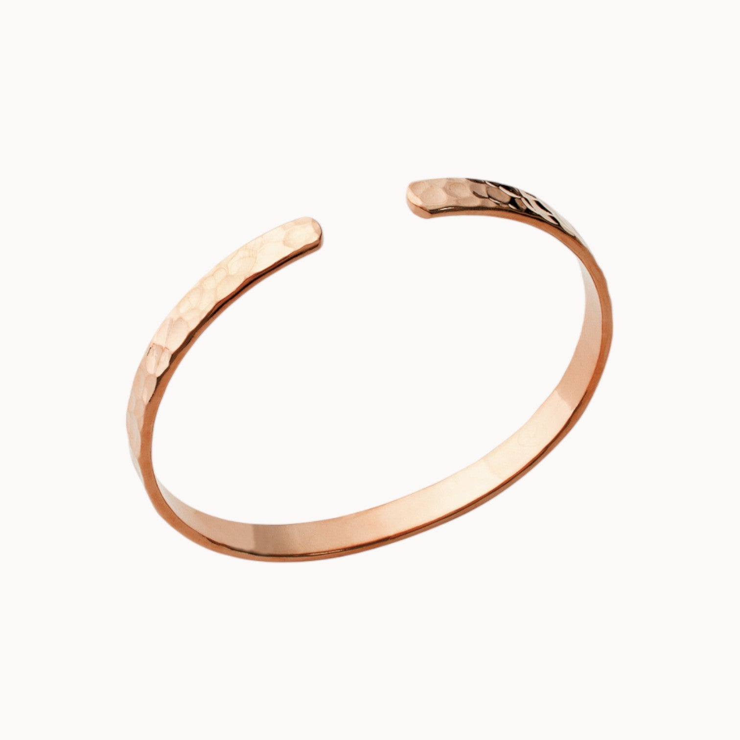 Bracelet jonc Nala en plaqué or rose 18K, finition martelée, intérieur lisse, bijou élégant et lumineux Joyamada.