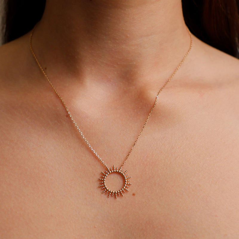 Collier Moanda soleil éclatant plaqué or en plaqué or 18 carats, motif soleil, bijou délicat et féminin Joyamada.