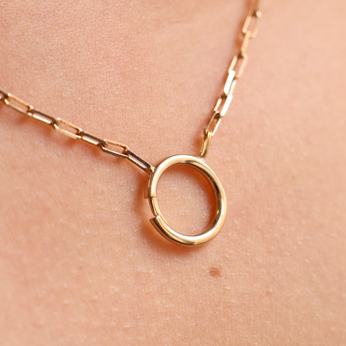 Gold plated round clasp pendant Ezia necklace