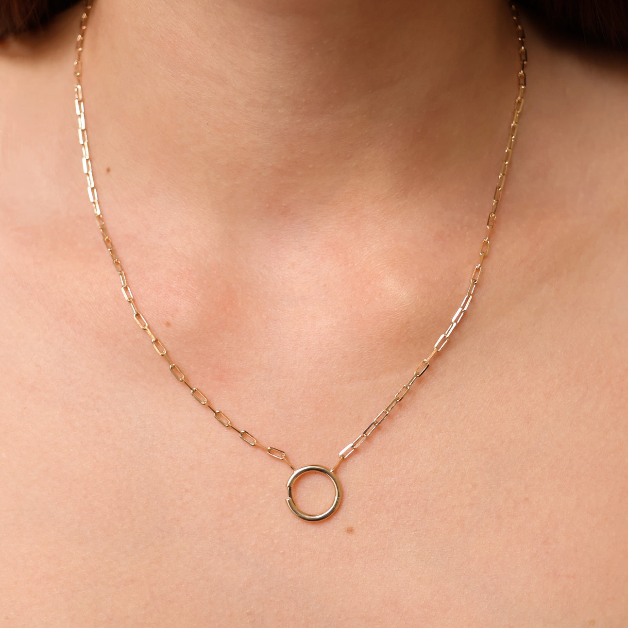 Gold plated round clasp pendant Ezia necklace