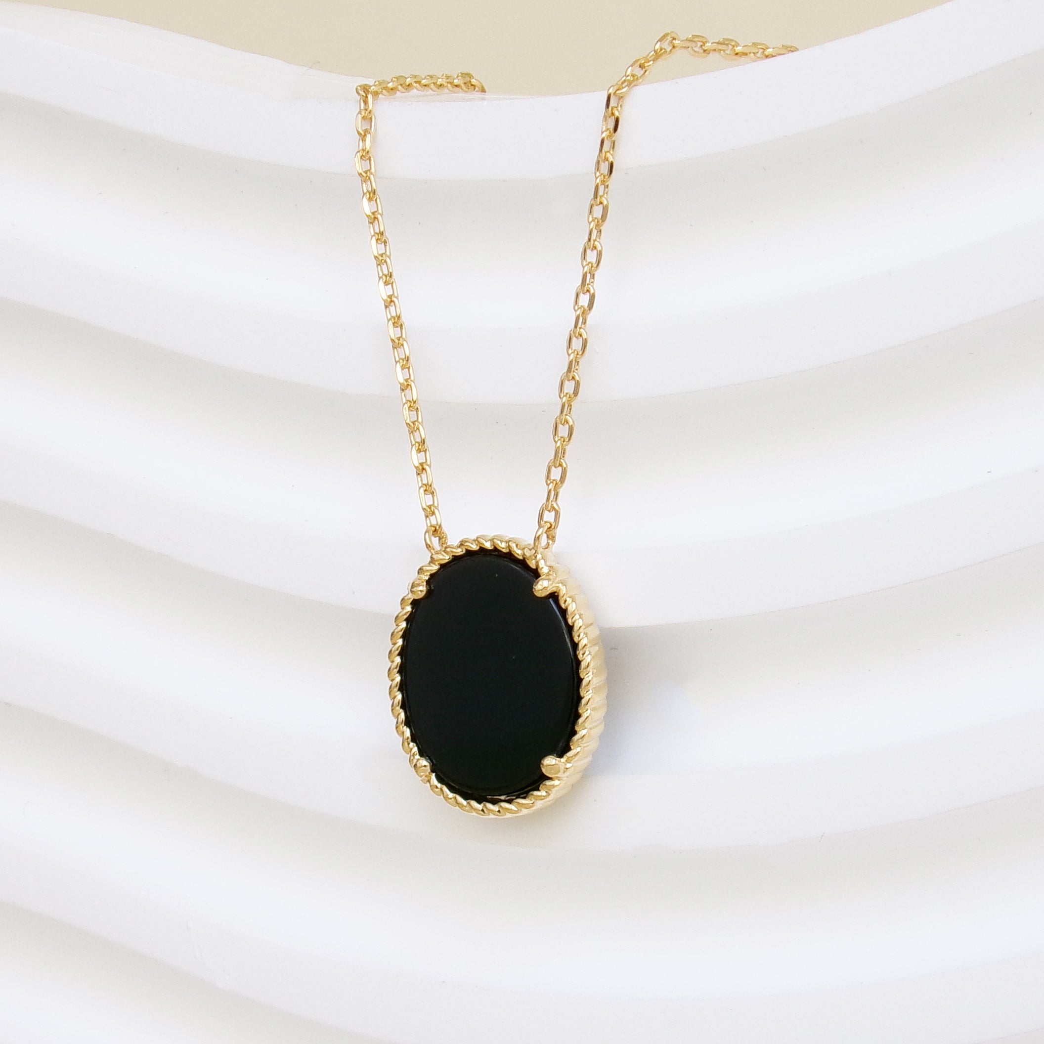 Cable link Suri necklace and gold-plated black agate oval beaded pendant