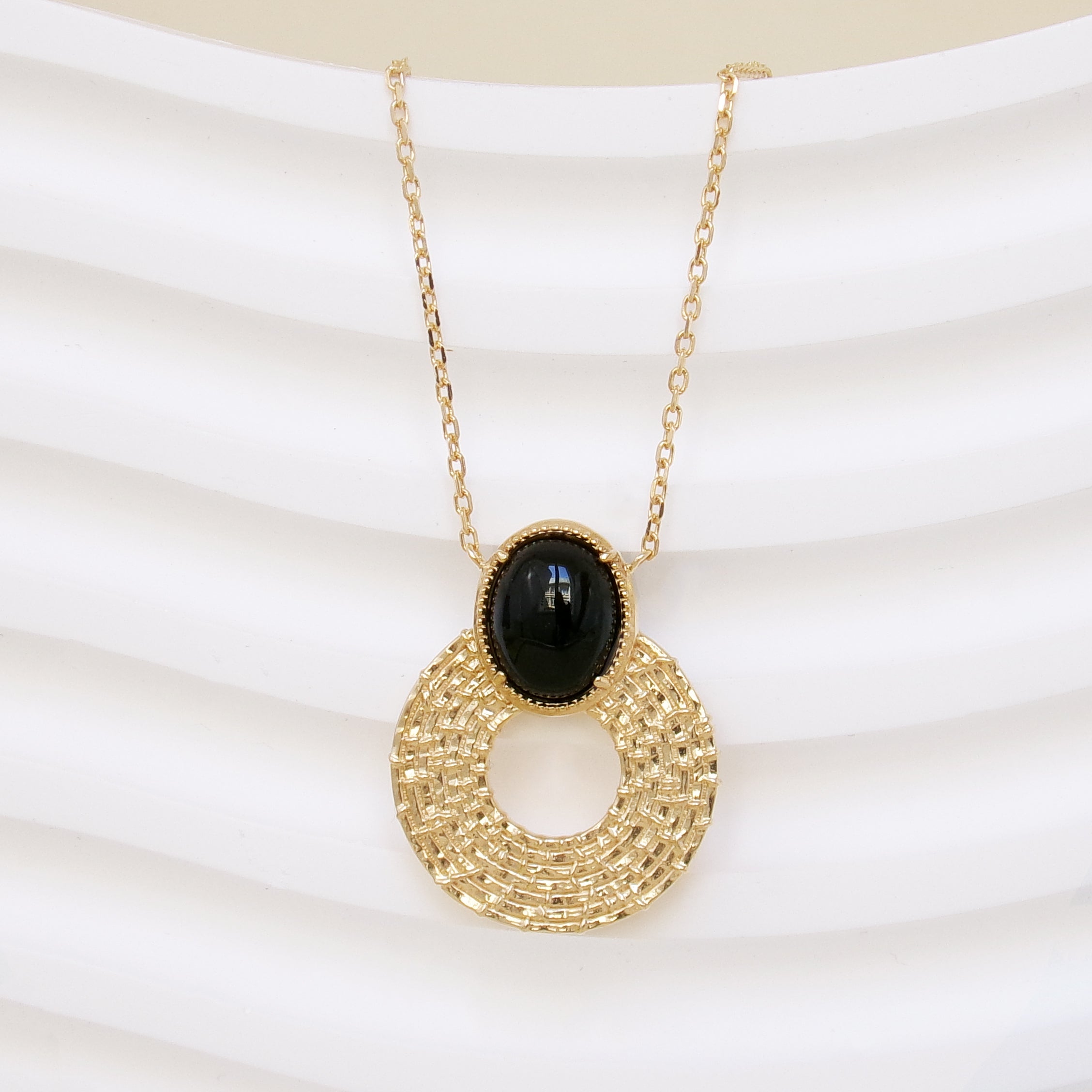 Black agate stone Naroa necklace with gold-plated striated pattern