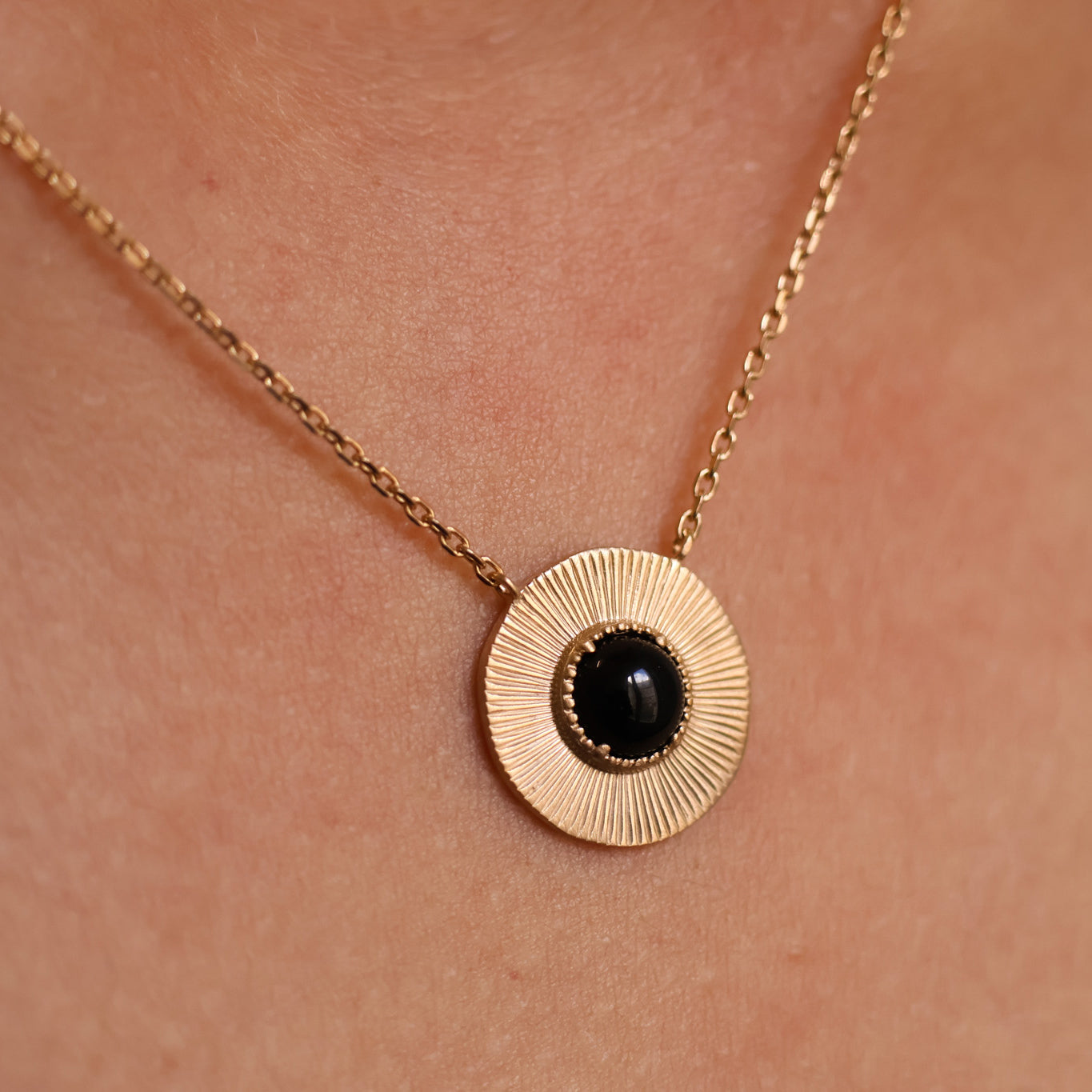 Round gold-plated black agate striated finish Luz necklace