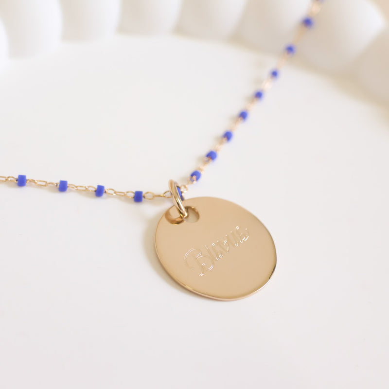 Collier Sora bleu et médaille 19mm à graver plaqué or en plaqué or 18 carats, bijou élégant et intemporel Joyamada.