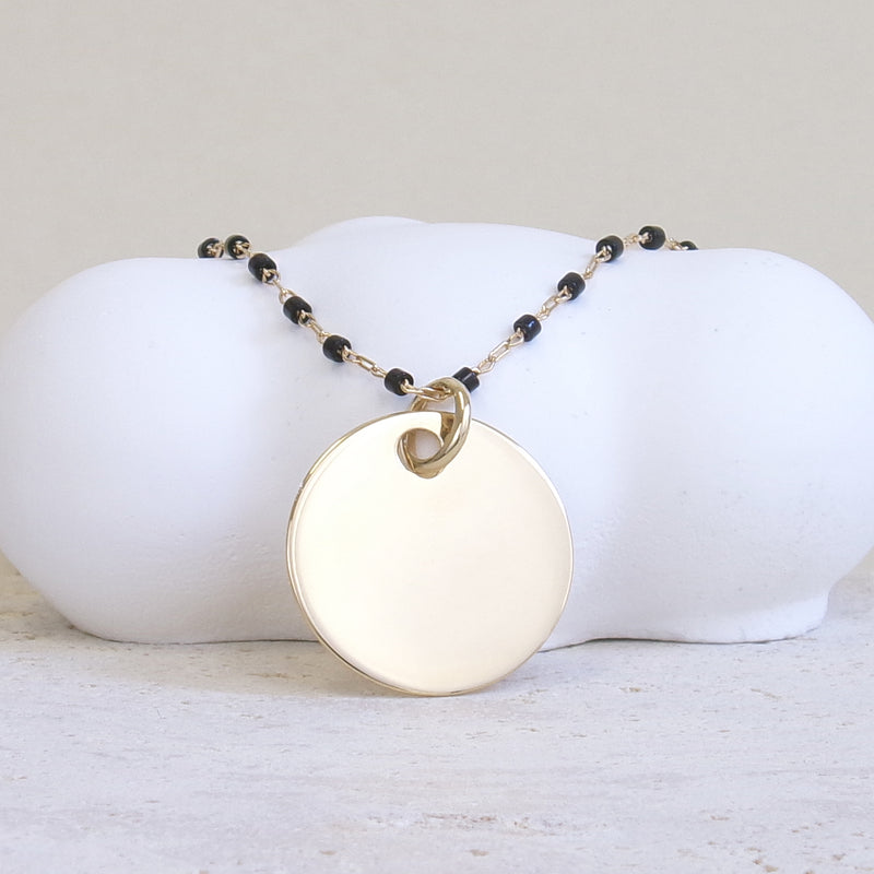 Collier Sora noir et médaille 19mm à graver plaqué or en plaqué or 18 carats, bijou élégant et intemporel Joyamada.